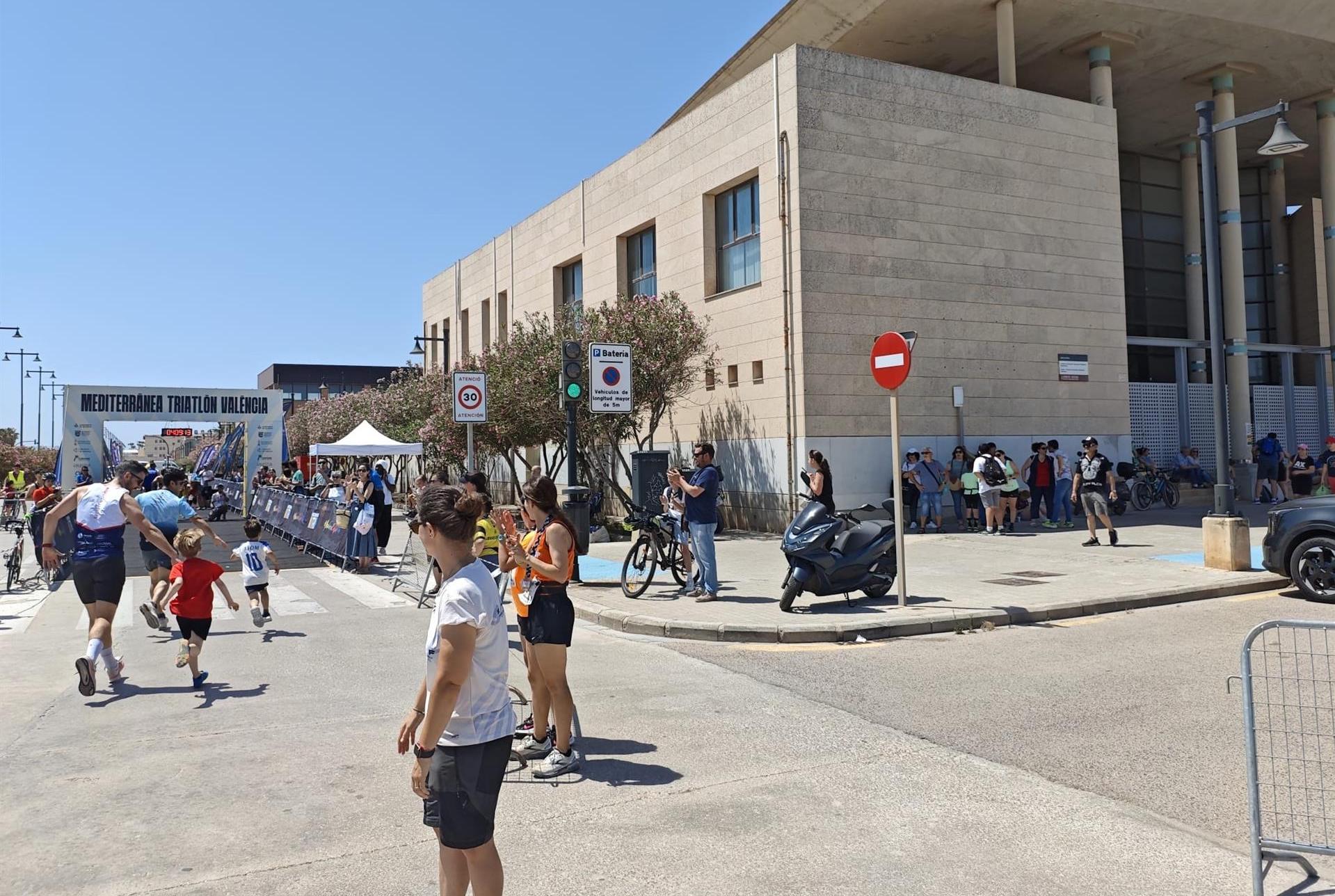 Meta del Triatló de València al costat de l'IES Isabel de Villena, on se celebraven oposicions