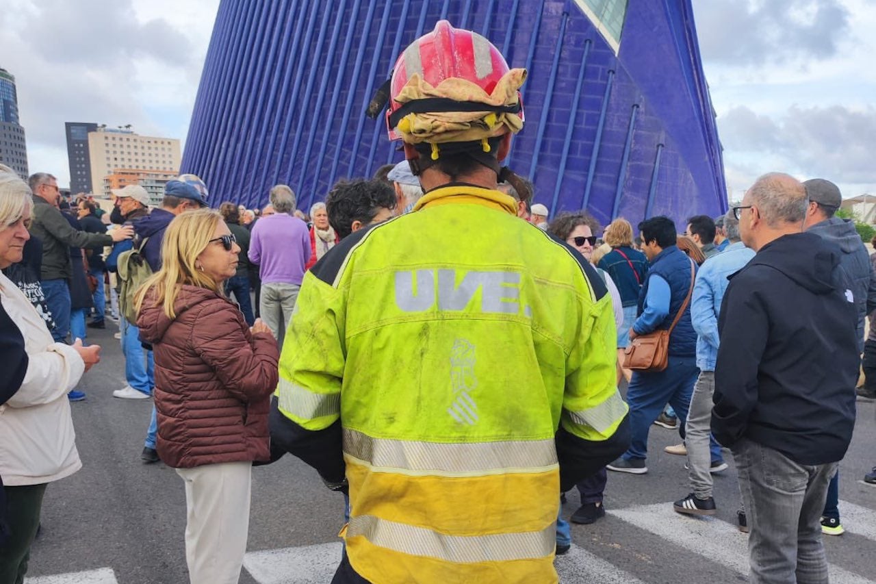 Un bomber forestal en la protesta convocada per les associacions de víctimes de la dana amb motiu de la celebració del congrés del PPE a València