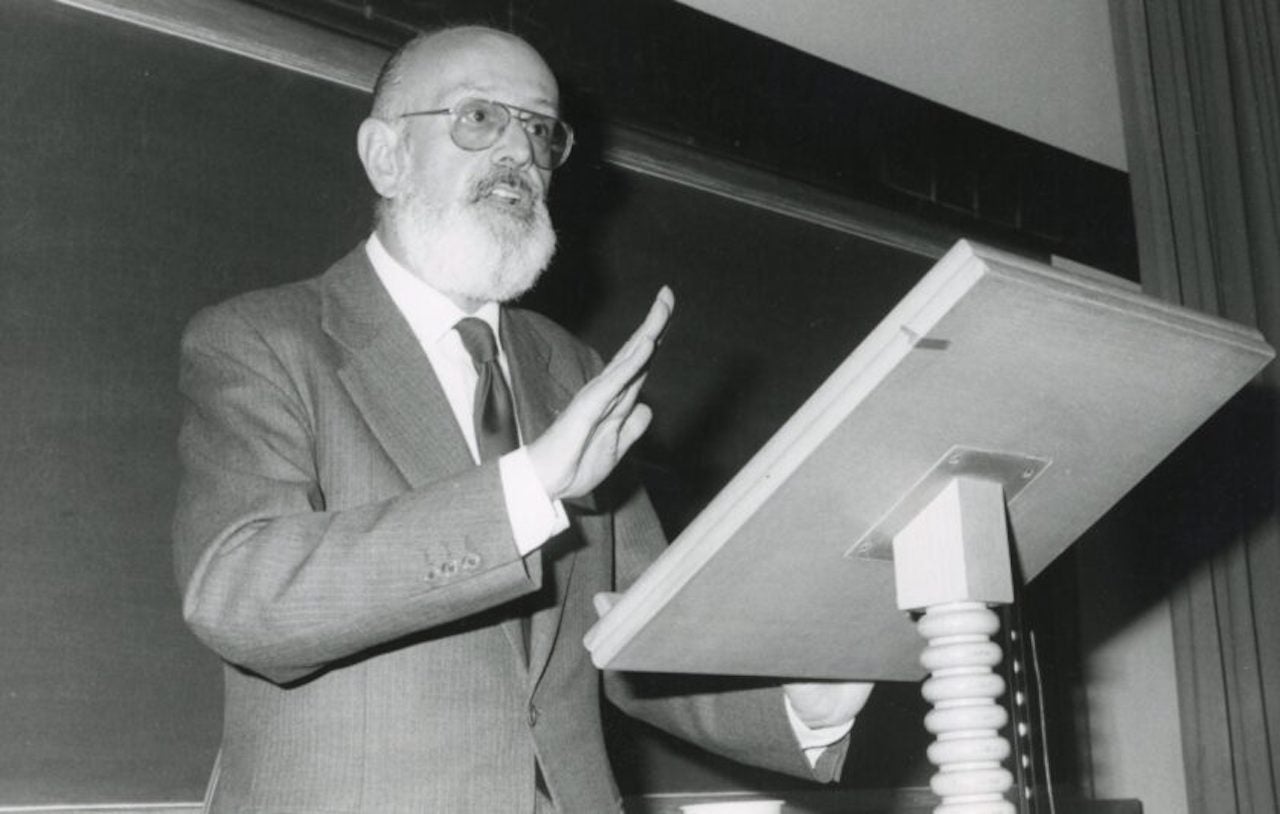 Josep Maria Llompart, poeta i patriota. Els eixos de la seua obra poètica foren l'amor, la mort i la pàtria: 'ànima endins enarborant bandera: damunt el groc ditades d'aspra sang'. Llompart en el col·loqui de la North-American Catalan Society celebrat a Toronto en 1982 |  Arxiu Mallorca Literària