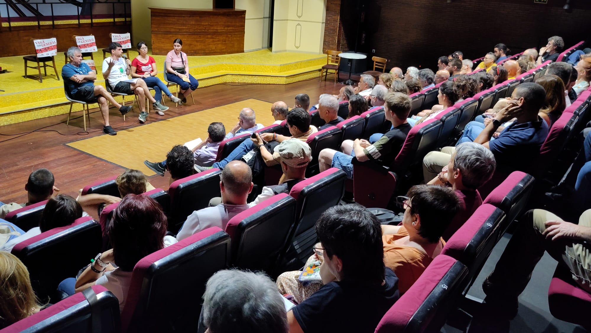 Assemblea al Teatre Micalet per preparar la vaga general