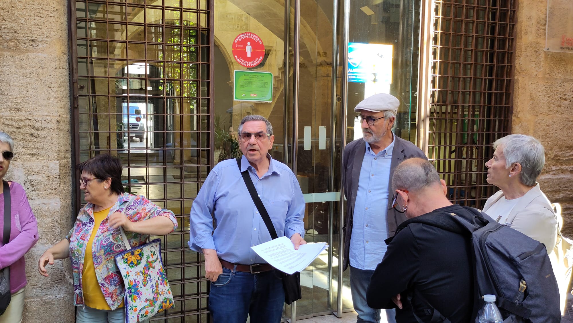Activistes de la PAH davant l'oficina de registres de la Generalitat, aquest matí