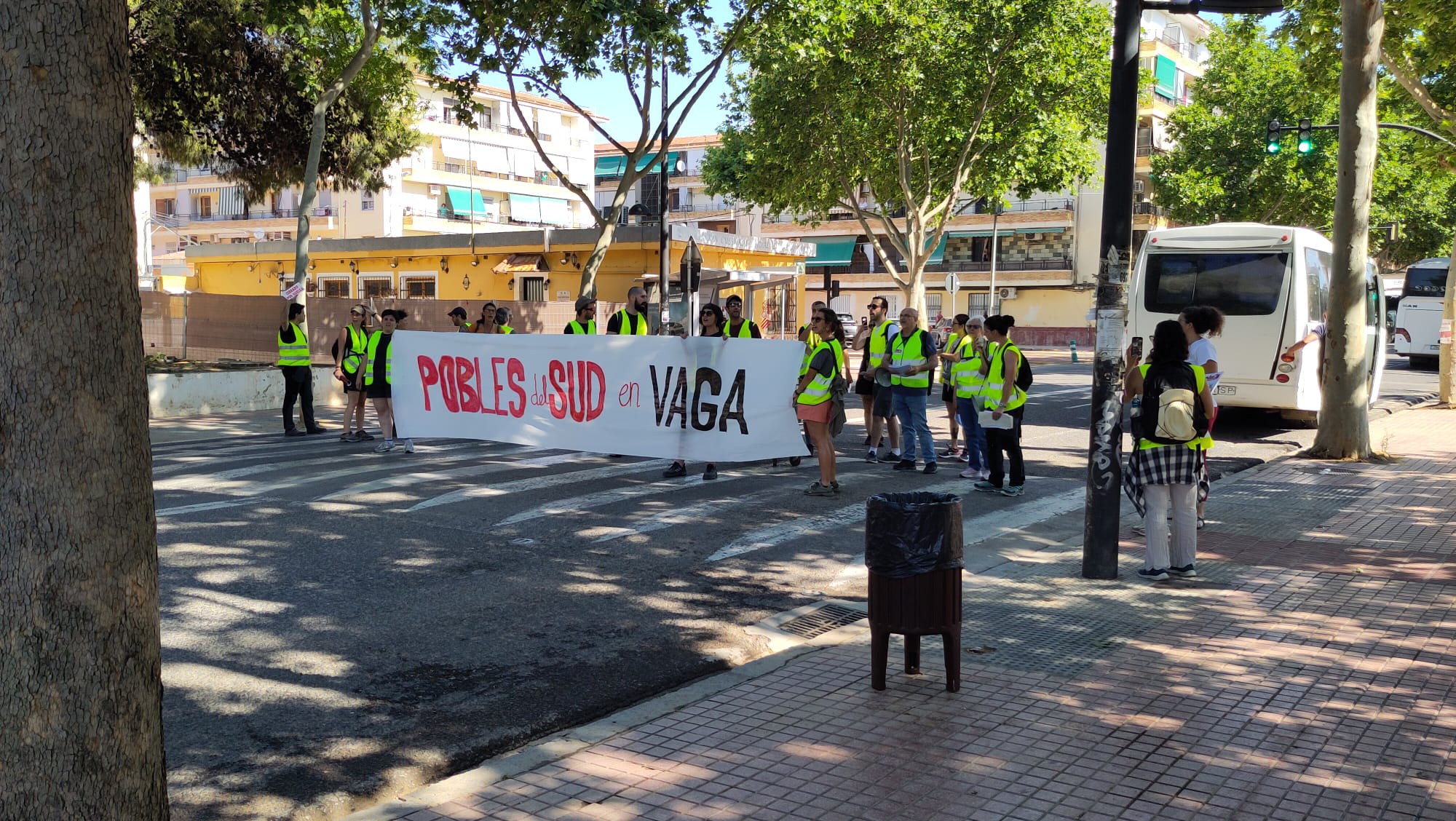El piquet de vaga del Parc Alcosa tallant una de les artèries del barri