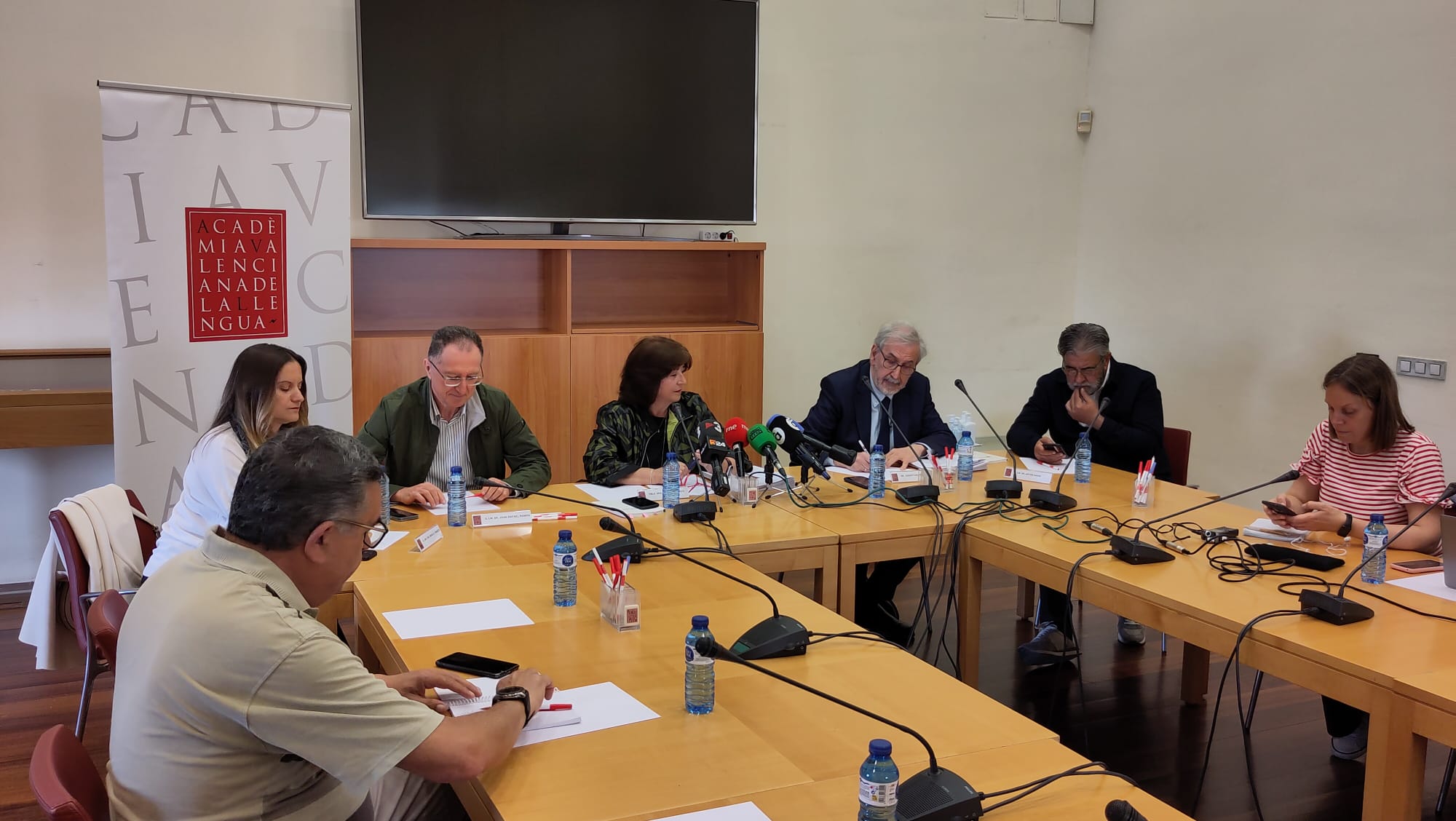 Verònica Cantó (al centre), presidenta de l'AVL, moments abans d'iniciar la roda de premsa