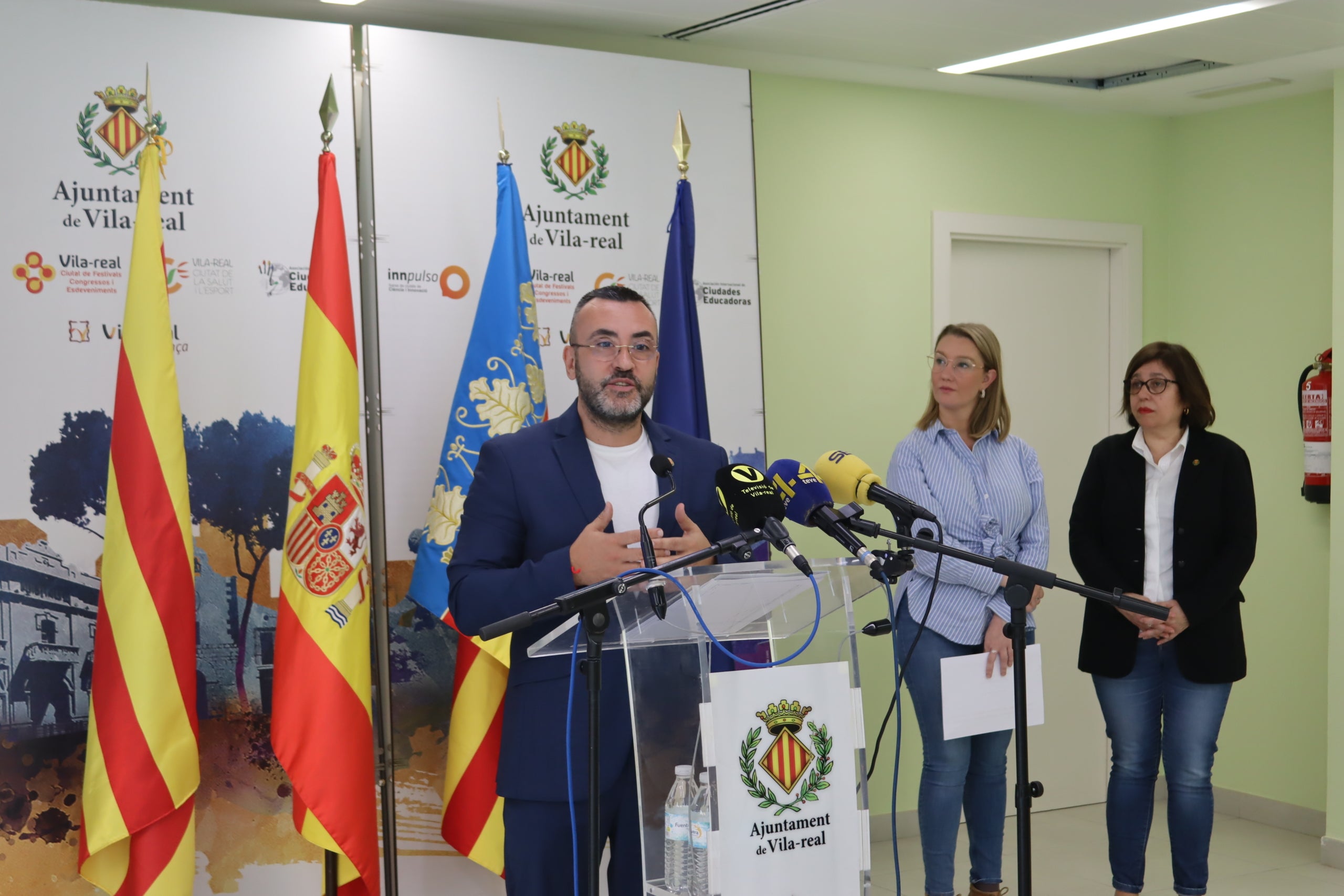 L’alcalde, José Benlloch (PSPV), acompanyat per la vicealcaldessa Maria Fajardo (Compromís) i la regidora d’Hisenda Sabina Escrig, en la presentació del pressupost del 2025