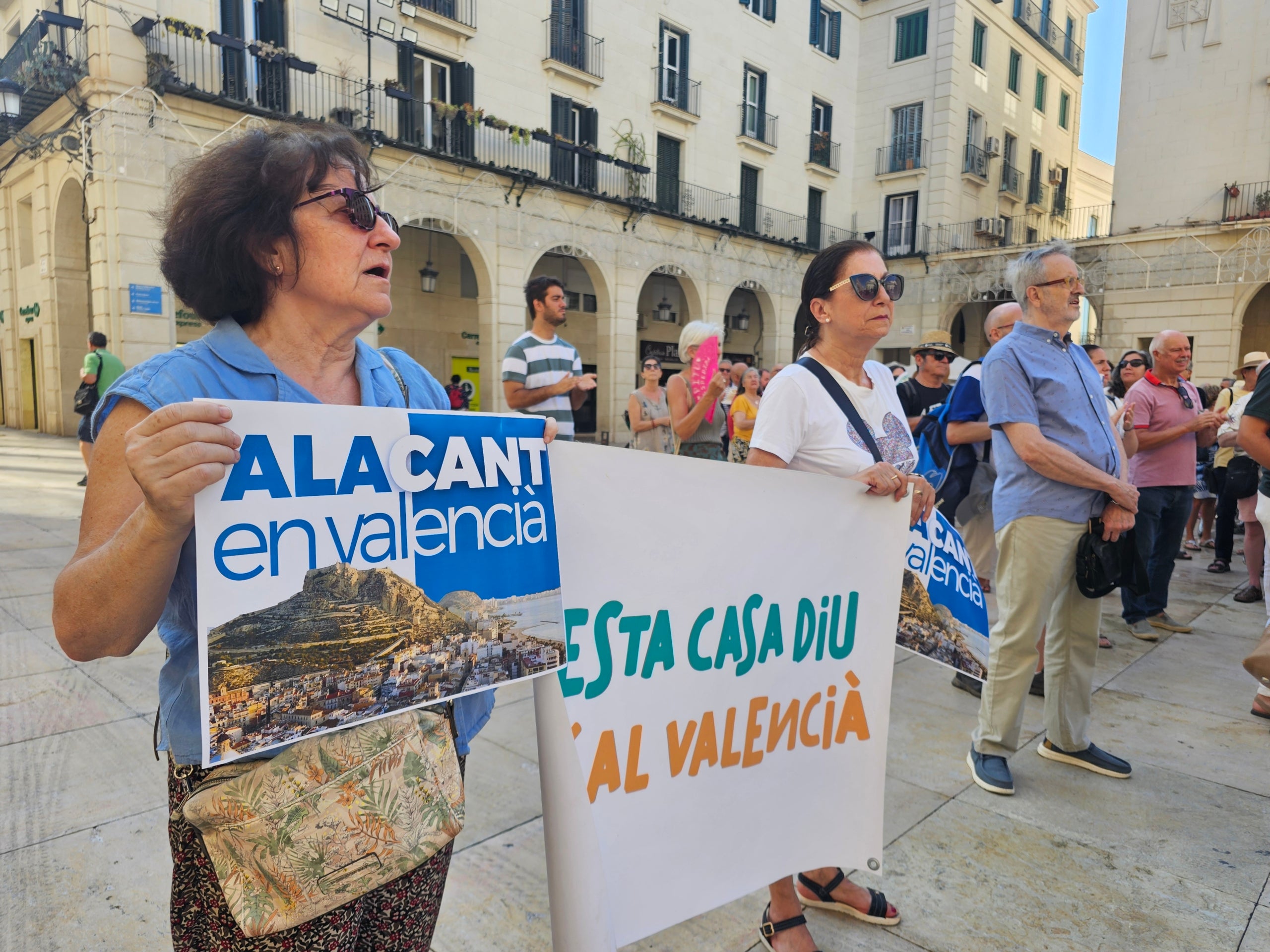El 26 de juny de 2025, dia d'infàmia. PP i Vox units contra la catalanitat lingüística de la ciutat d'Alacant. Tres centenars de persones es      congregaren a la plaça de l'Ajuntament per protestar contra la pretensió de PP i Vox d'incloure Alacant en el llistat de municipis de predomini castellà de la LUEV | DLV