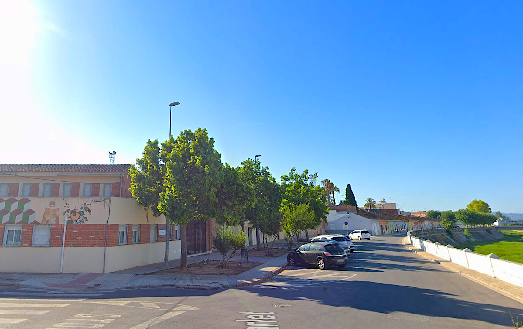 El CEIP Carme Miquel d'Algemesí, a la vora del riu Magre