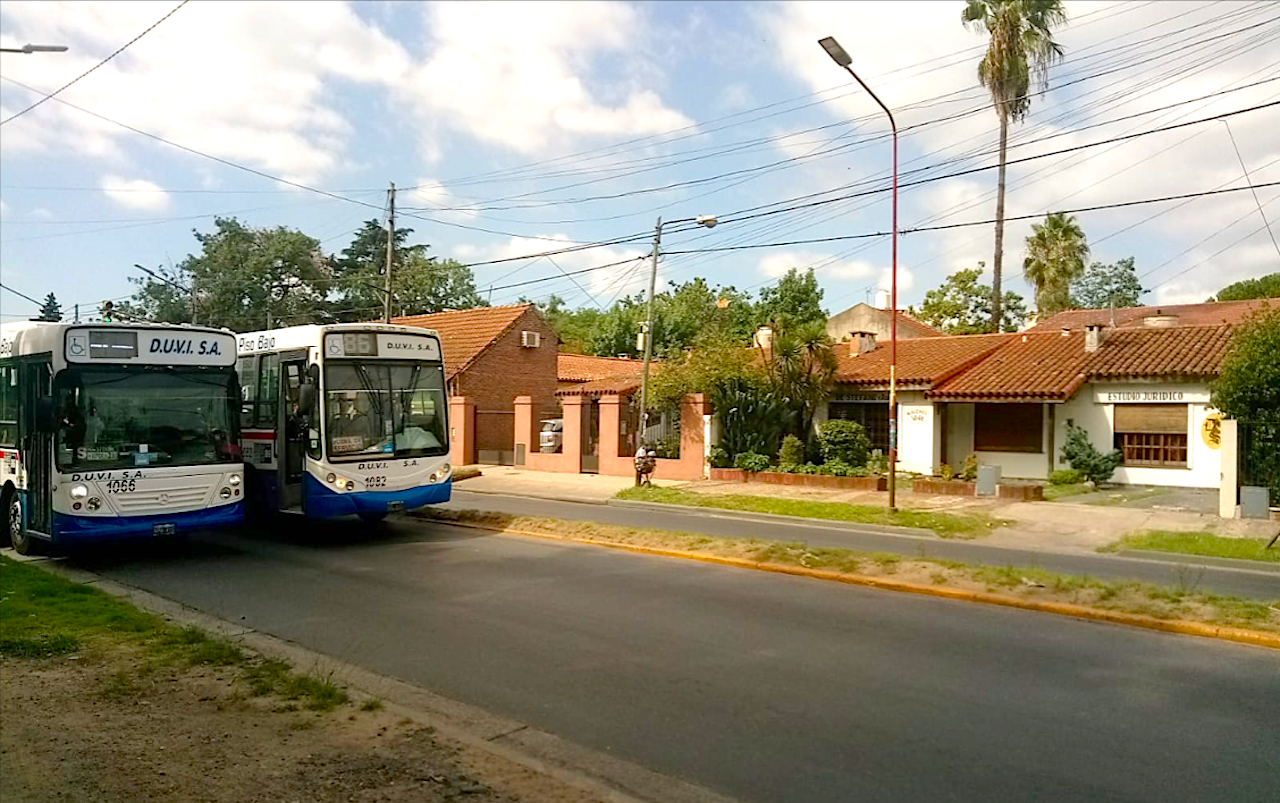 Carrer i cases de Ciudad Evita i autobús típic (bondi). Ciudad Evita-Buenos Aires, a l'Argentina | Marcelo Gómez
