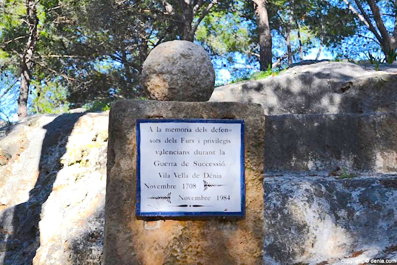 Monòlit al castell de Dénia en memòria dels defensors del Furs i privilegis valencians durant la Guerra de Sucessió