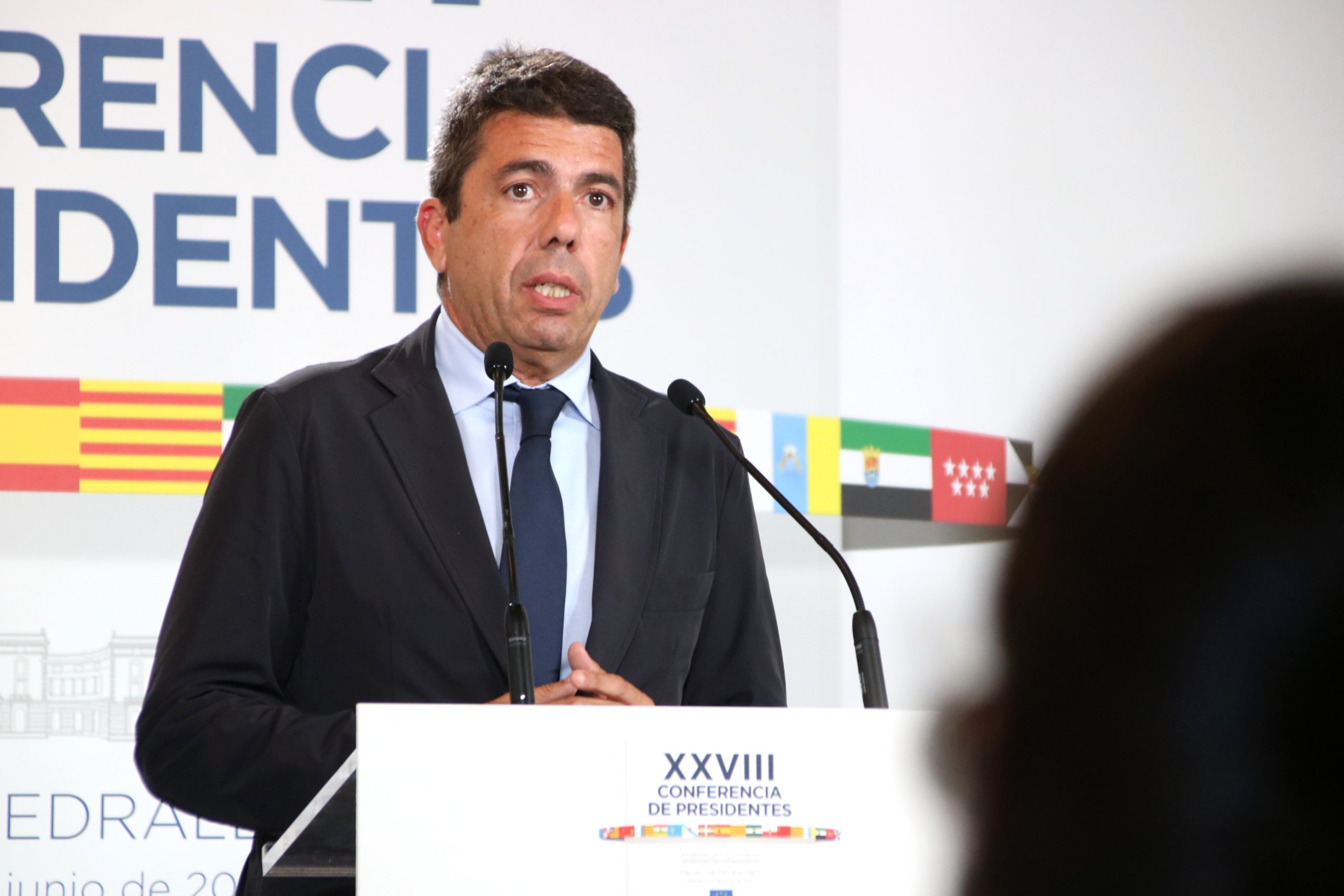 El president de la Generalitat Valenciana, Carlos Mazón, atén la premsa després de la Conferència de Presidents, a Barcelona | Bernat Vilaró | ACN