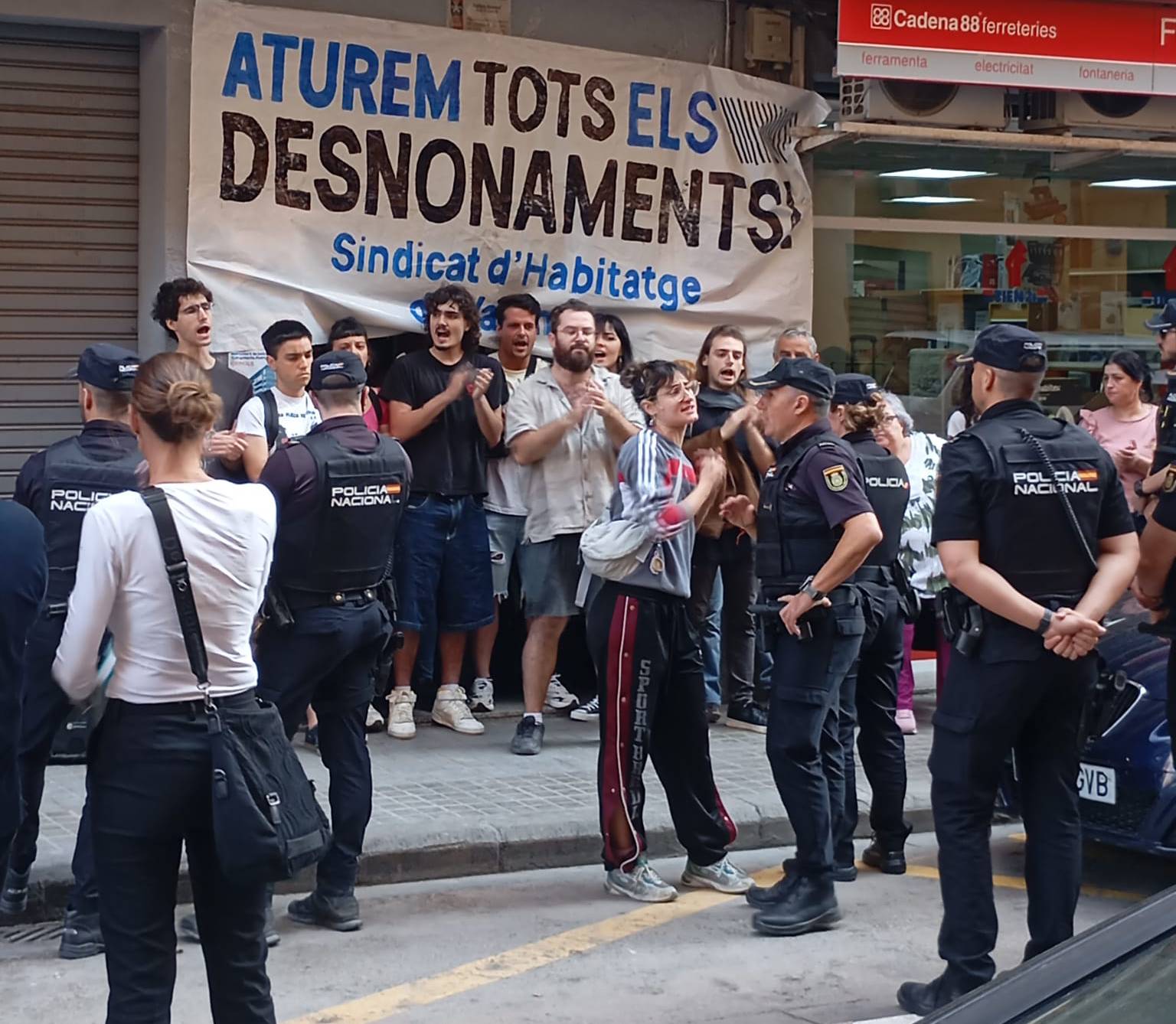 Anterior intent de desnonament de la Karine, ara fa una setmana, aturat a l'últim moment
