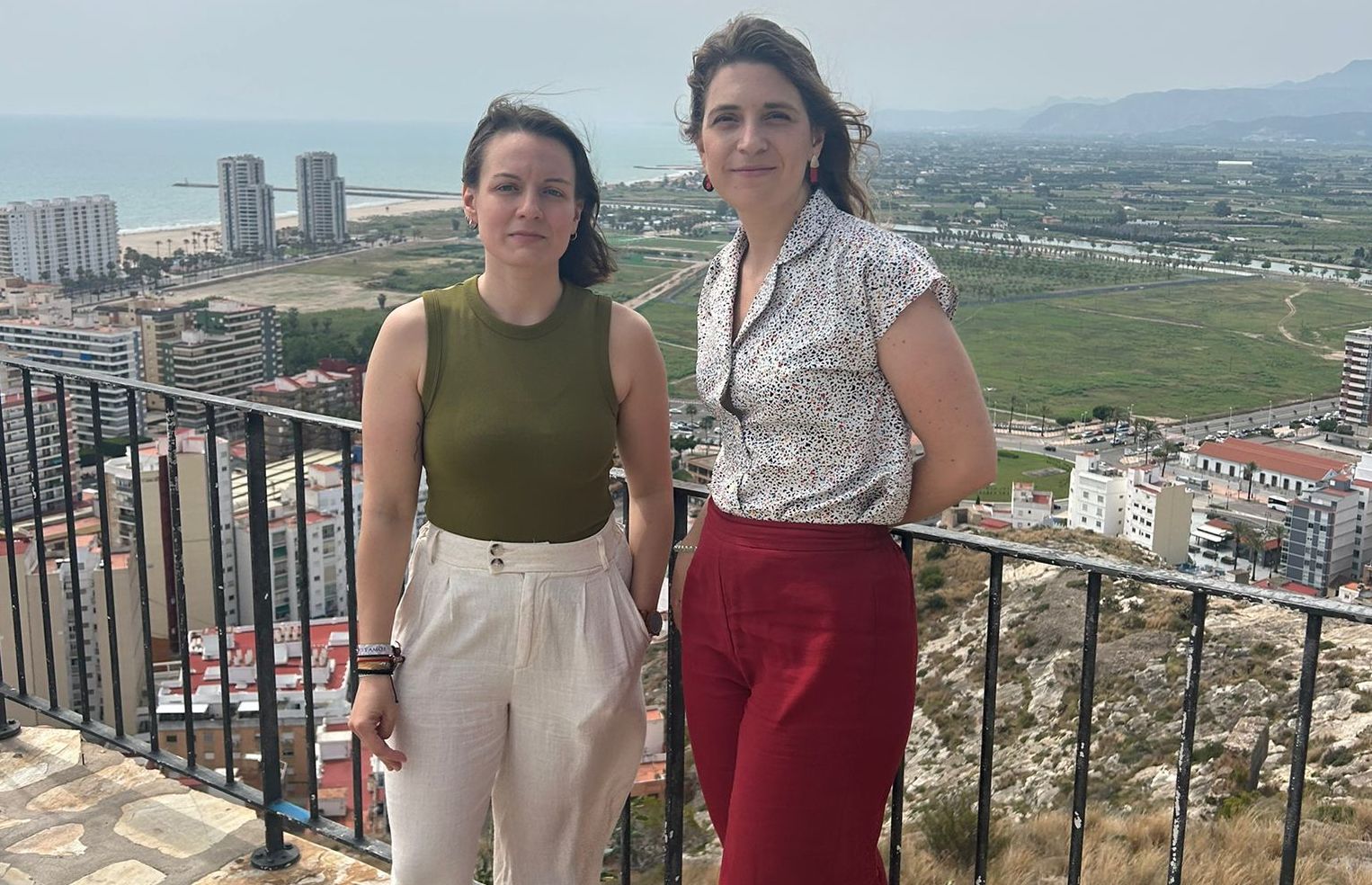 La regidora de Compromís a l'Ajuntament de Cullera Estefania Català i la diputada a  a Les Corts Paula Espinosa. Al fons, la zona del PAI de la Bega de Cullera