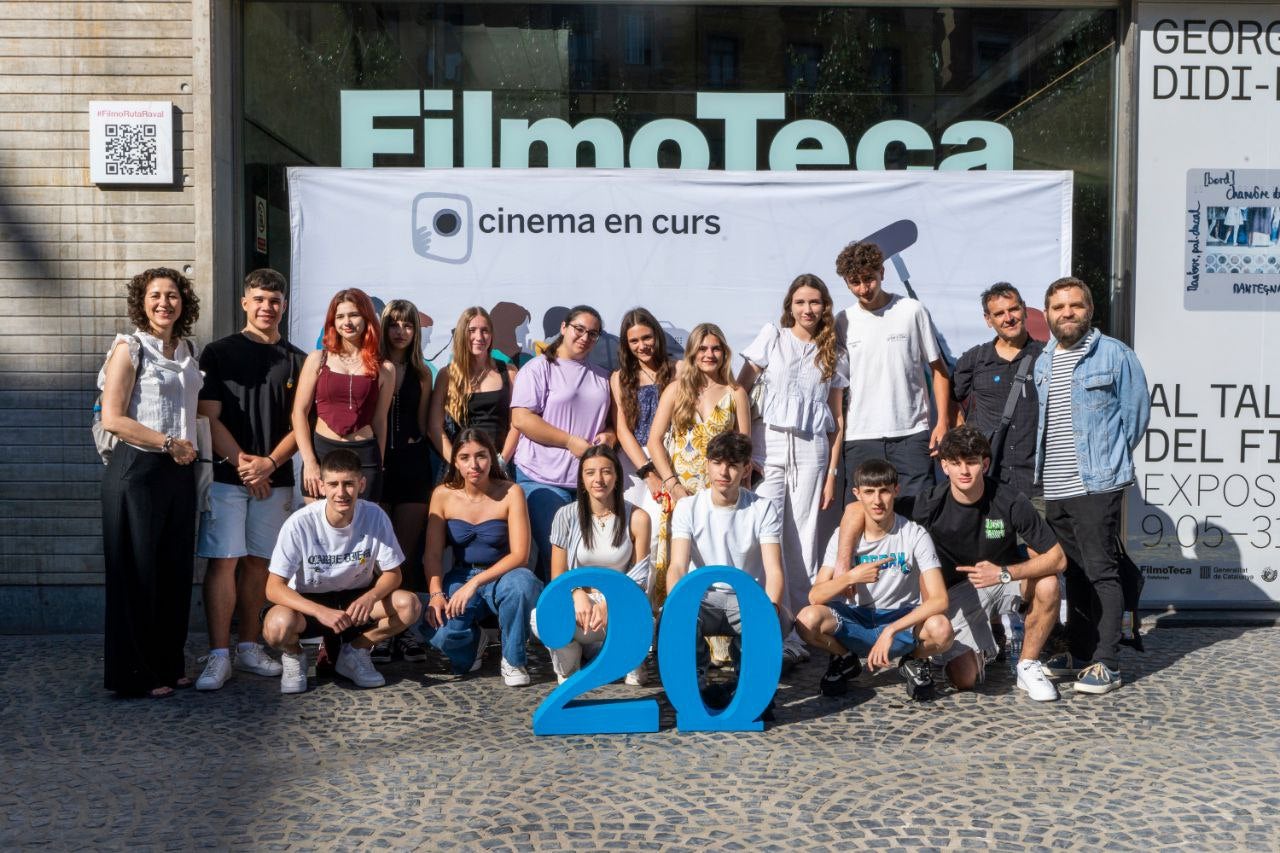 L'equip de 'L'última fosforera' a la porta de la Filmoteca