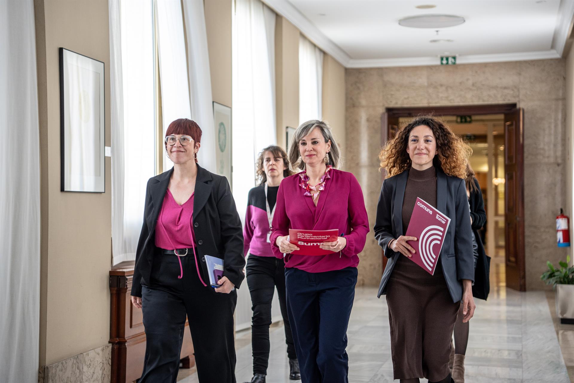 La diputada de Compromís, Àgueda Micó; la portaveu de Sumar al Congrés, Verónica Martínez, i la diputada Aina Vidal, al Congrés dels Diputats | Gabriel Luengas | EP