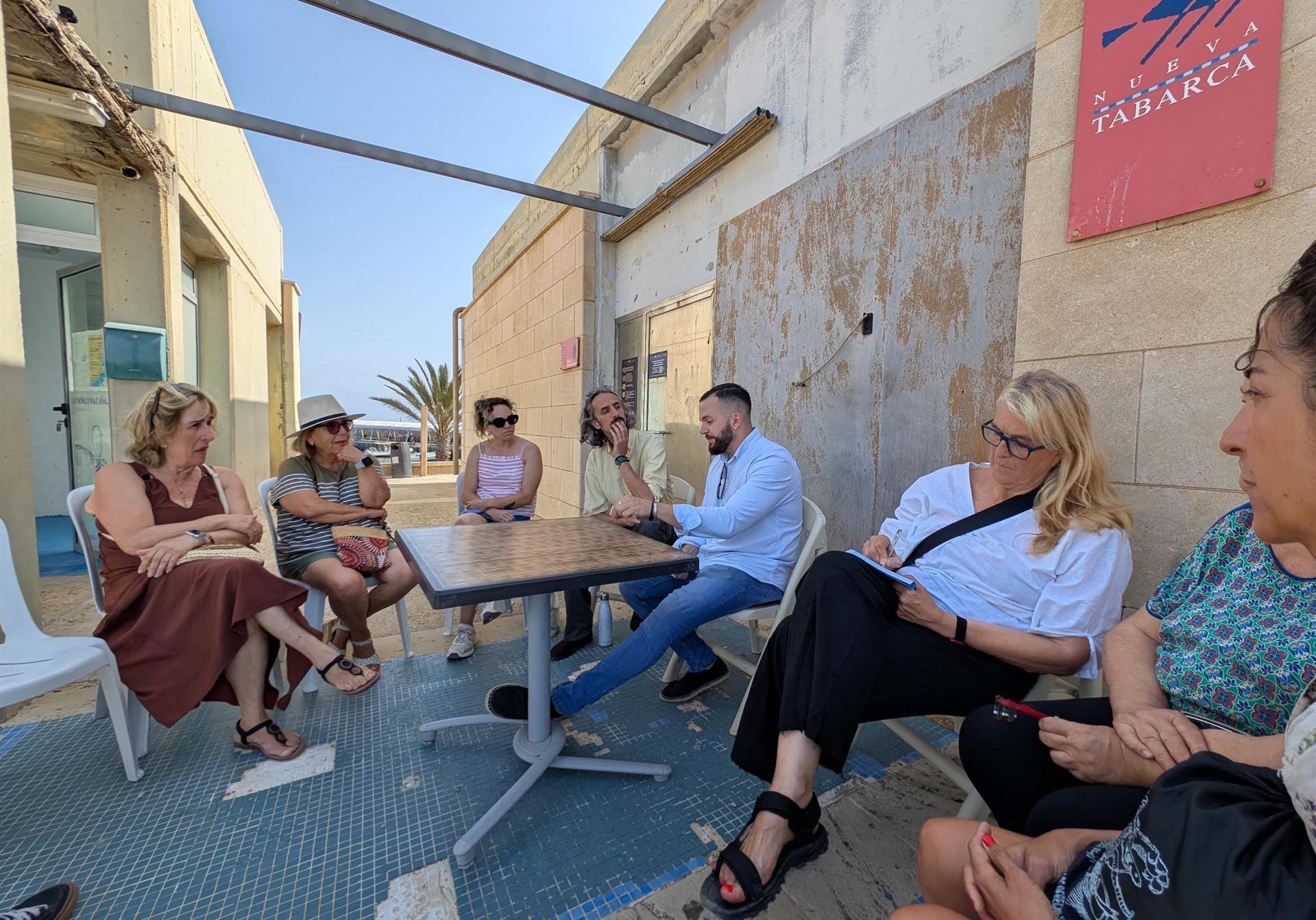 El diputat de Compromís a Les Corts Juan Bordera i el portaveu de Compromís a l'Ajuntament d'Alacant, Rafa Mas, reunits amb col·lectius veïnals de Tabarca