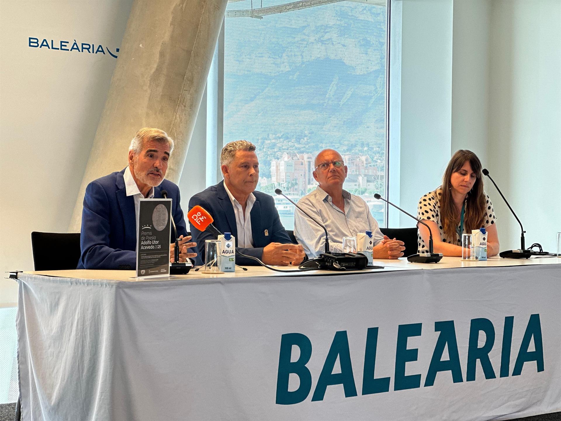 Adolfo Utor, president de la naviliera Baleària; Pedro González, president de la Casa d'Andalusia de Dénia; Vicent Grimalt, alcalde de la localitat, i Marina Sanmartín, tècnica de cultura de la Fundació Baleària