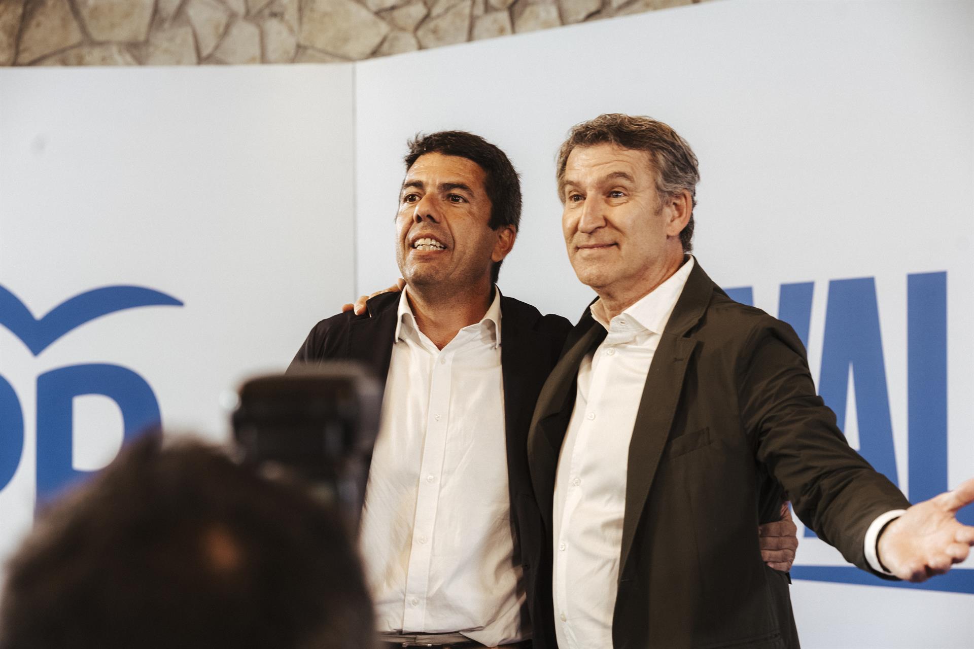 El president de la Genaralitat, Carlos Mazón i el lídel estaral del PP, Alberto Núñez Feijóo, s'abracen en un acte a Alacant | Roberto Plaza | EP