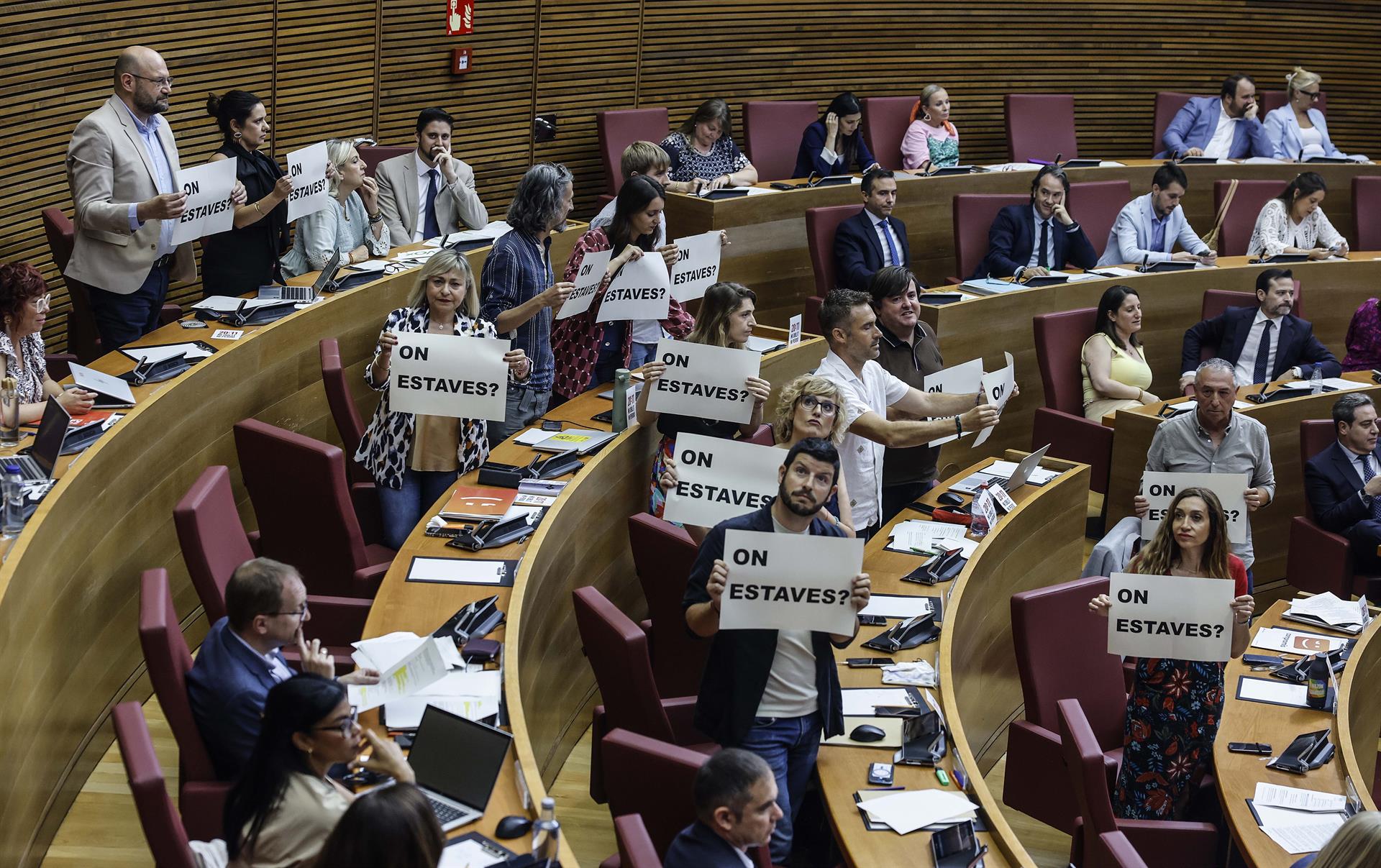 Els diputats de Compromís a Les Corts protesten durant el ple | Rober Solsona | EP