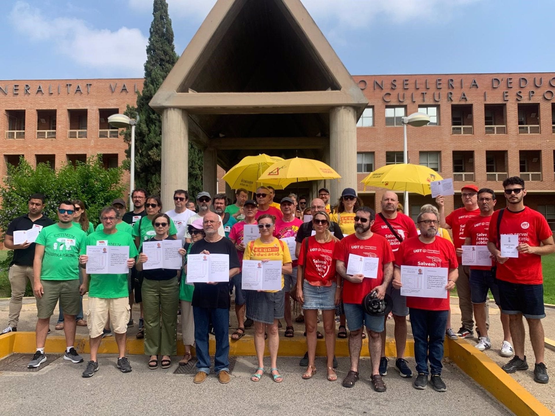 Concentració de Plataforma per l'Ensenyament Públic davant de la Conselleria d'Educació, a València | EP