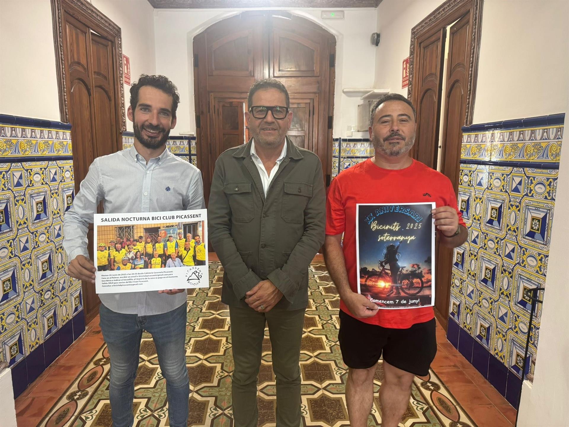 El directiu de Soterranya, Toni Velarde, i el president del Biciclub Picassent, Manolo Agulles, amb el president de la Mancomunitat de l'Horta Sud, José F. Cabanes | EP
