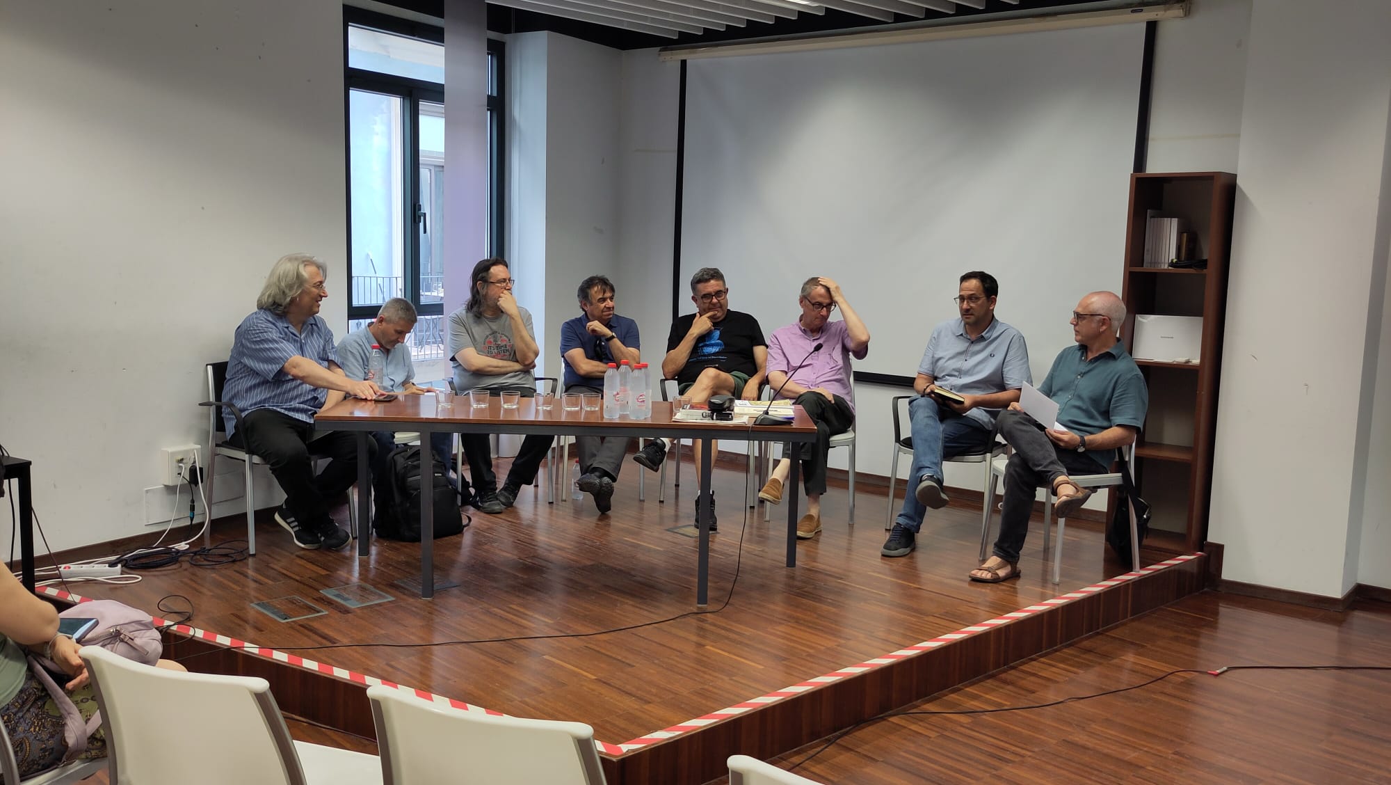 Huit directors i editors de mitjans en valencià van coincidir a la taula redona