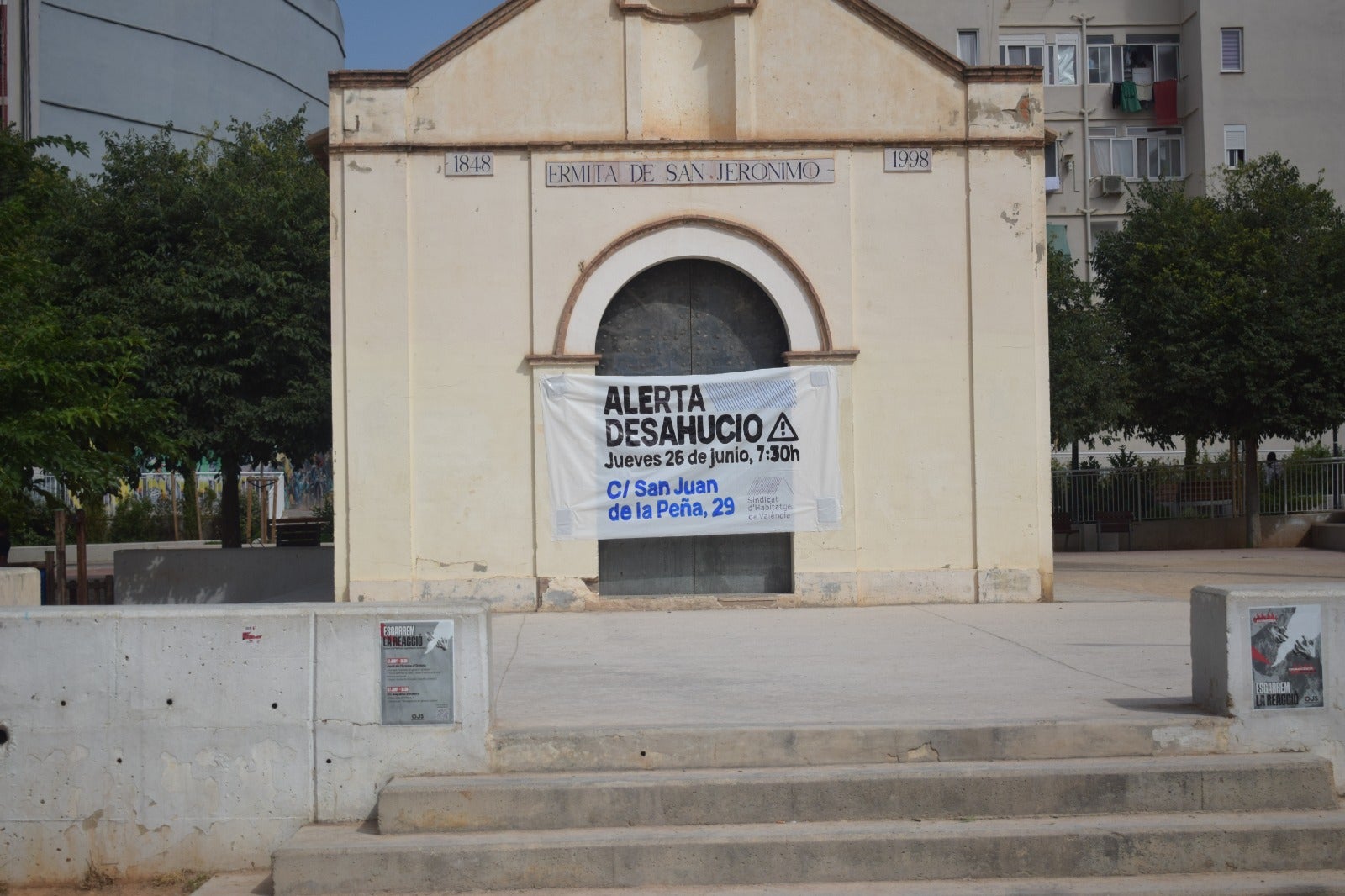 Pancarta alertant del desnonament a l'Ermita d'Orriols