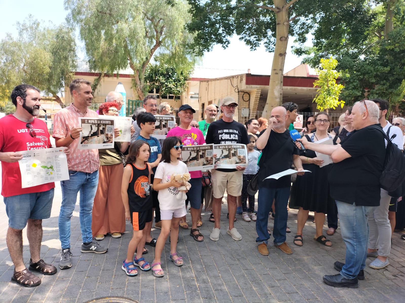 Protesta d'avant el CEIP Orba, al barri del Parc Alcosa d'Alfafar