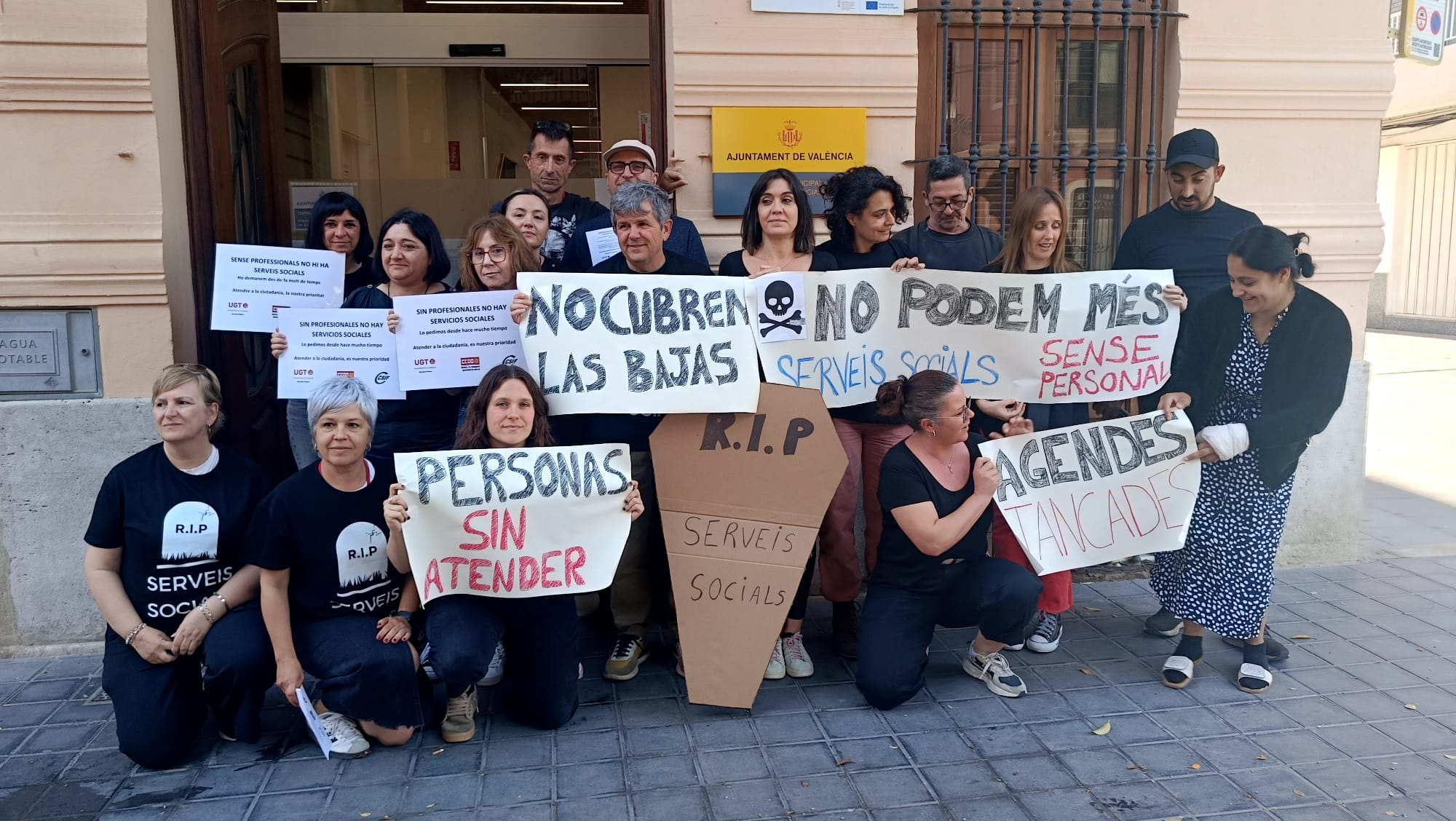 Concentració a la porta del centre de serveis socials del Cabanyal, a València
