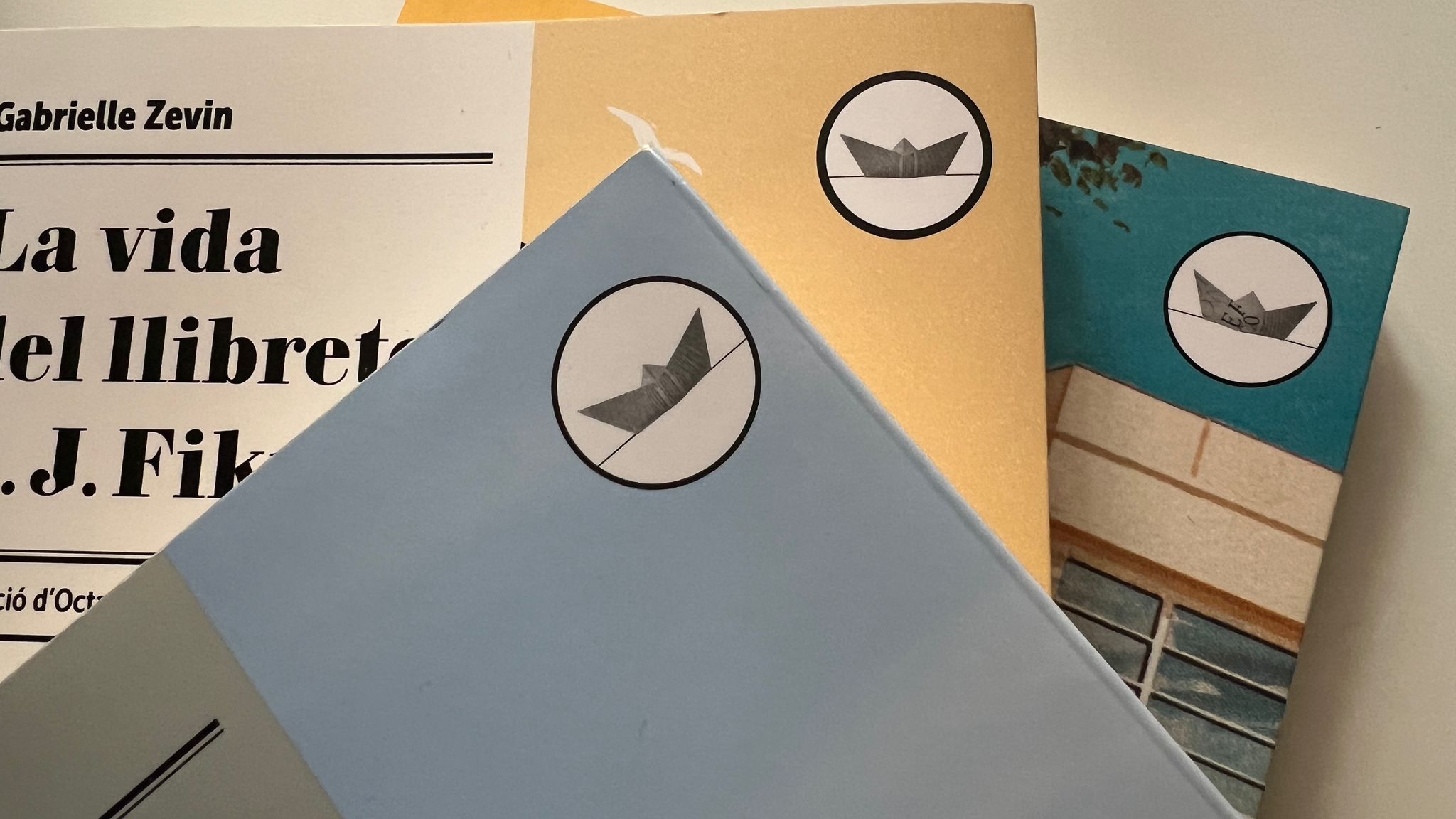 El logo d'Edicions de Periscopi en diversos llibres de l'editorial |
Pere Francesch | ACN