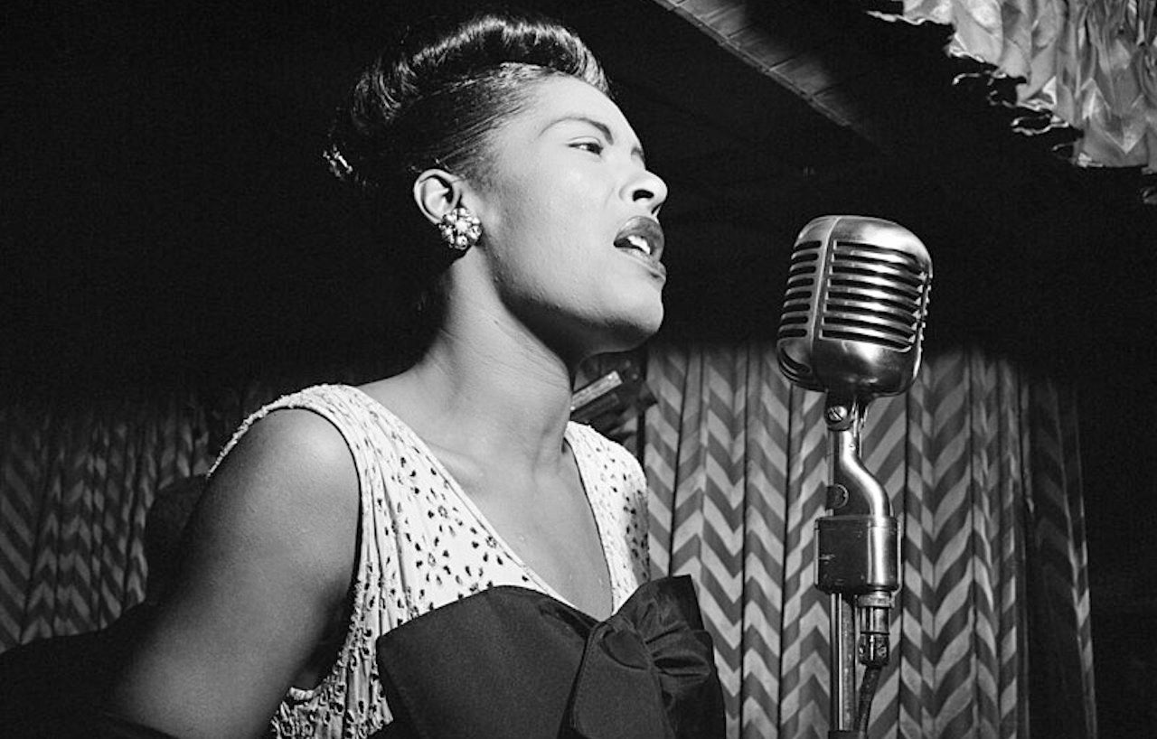 Billie Holiday cantant al Downbeat Jazz Club, Nova York, febrer del 1947 | Wikimedia Commons