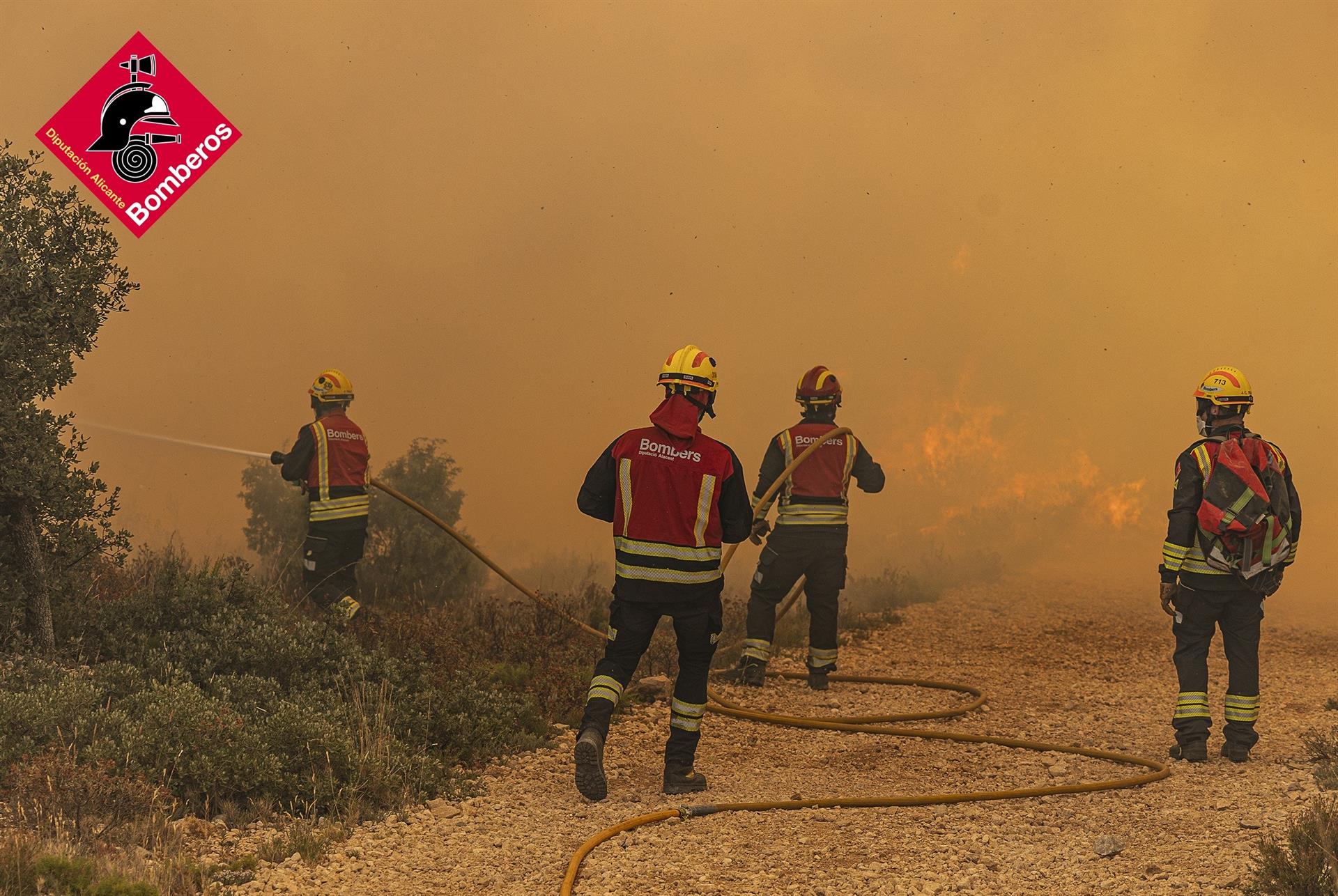 Bombers acturant a l'incendi d'Ibi / Consorci Provincial de Bombers