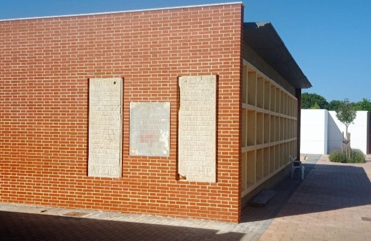 Plaques franquistes al cementeri de Benifaió