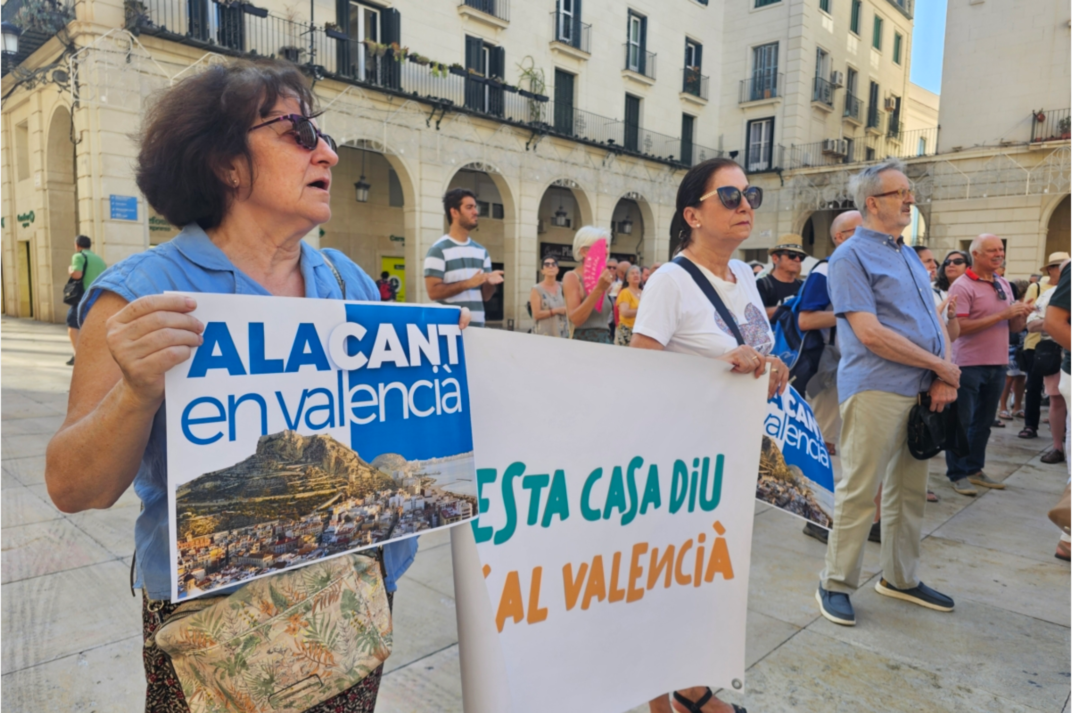 Protesta contra la pretensió de PP i Vox d'incloure Alacant en la llista de municipis de predomini castellà de la LUEV | DLV