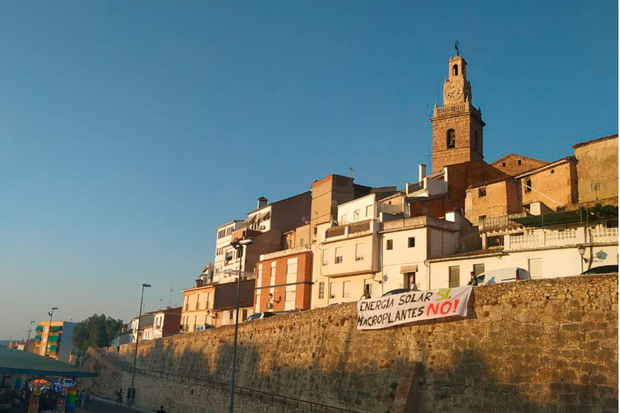 Pancarta contra les macroplantes fotovoltaiques a la Vall d'Albaida