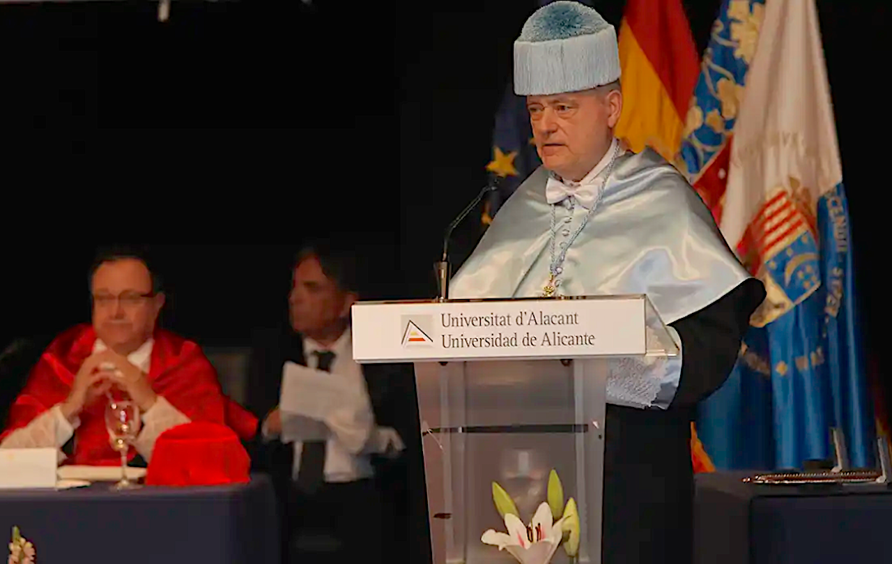 El filòleg i catedràtic emèrit de la UV Antoni Ferrando, nomenat doctor honoris causa per la Universitat d'Alacant | UA