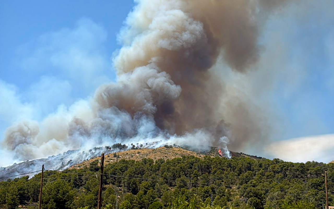 Incendi declarat a Ibi, a prop del parc natural de la Font Roja