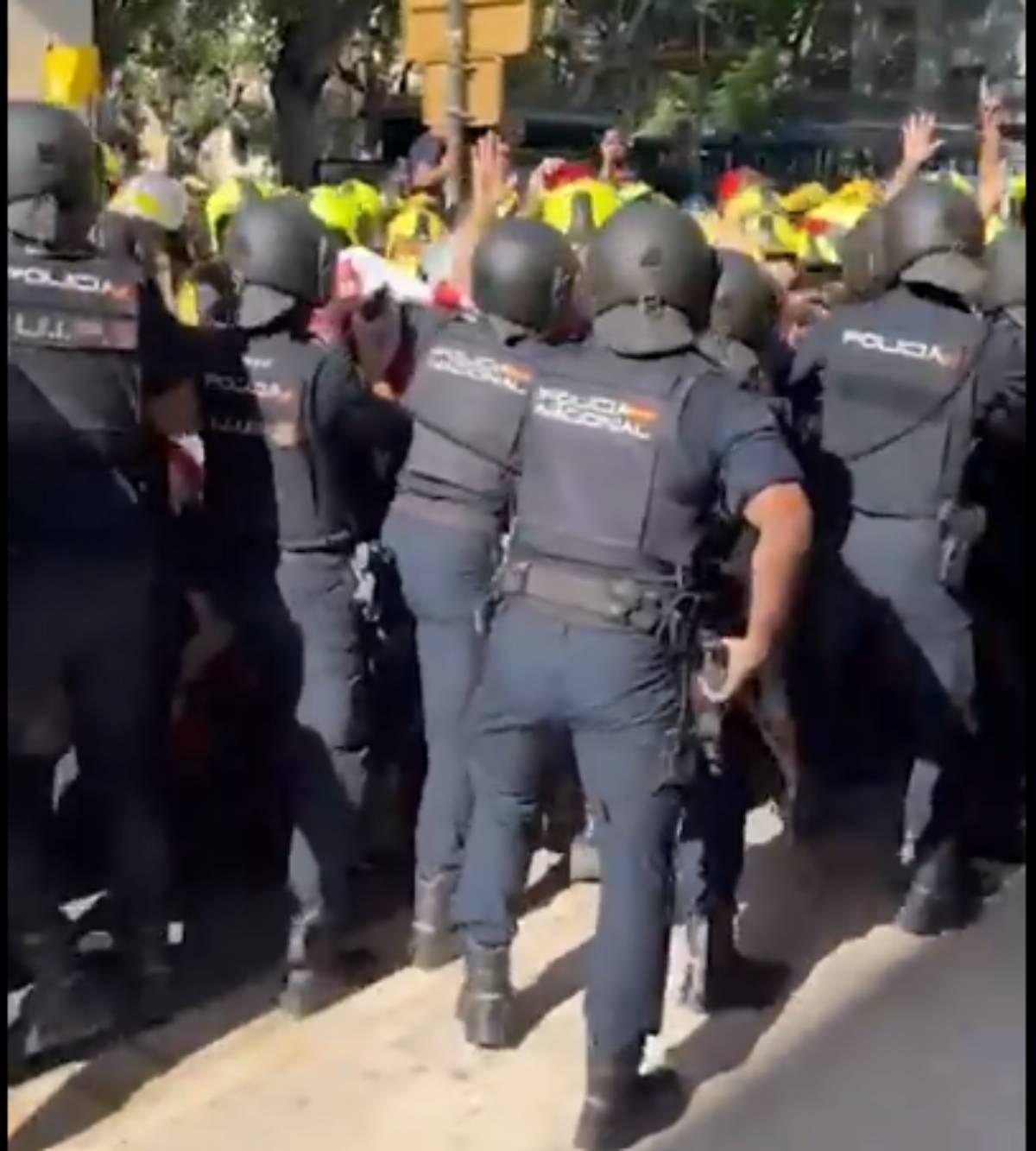 Moment en què s'inicia la càrrega de la policia contra els bombers a València