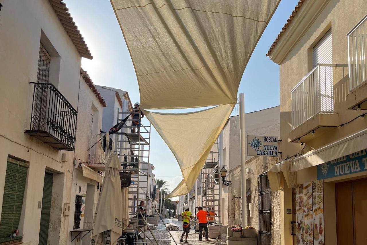 Instal·lació de tendals a Tabarca