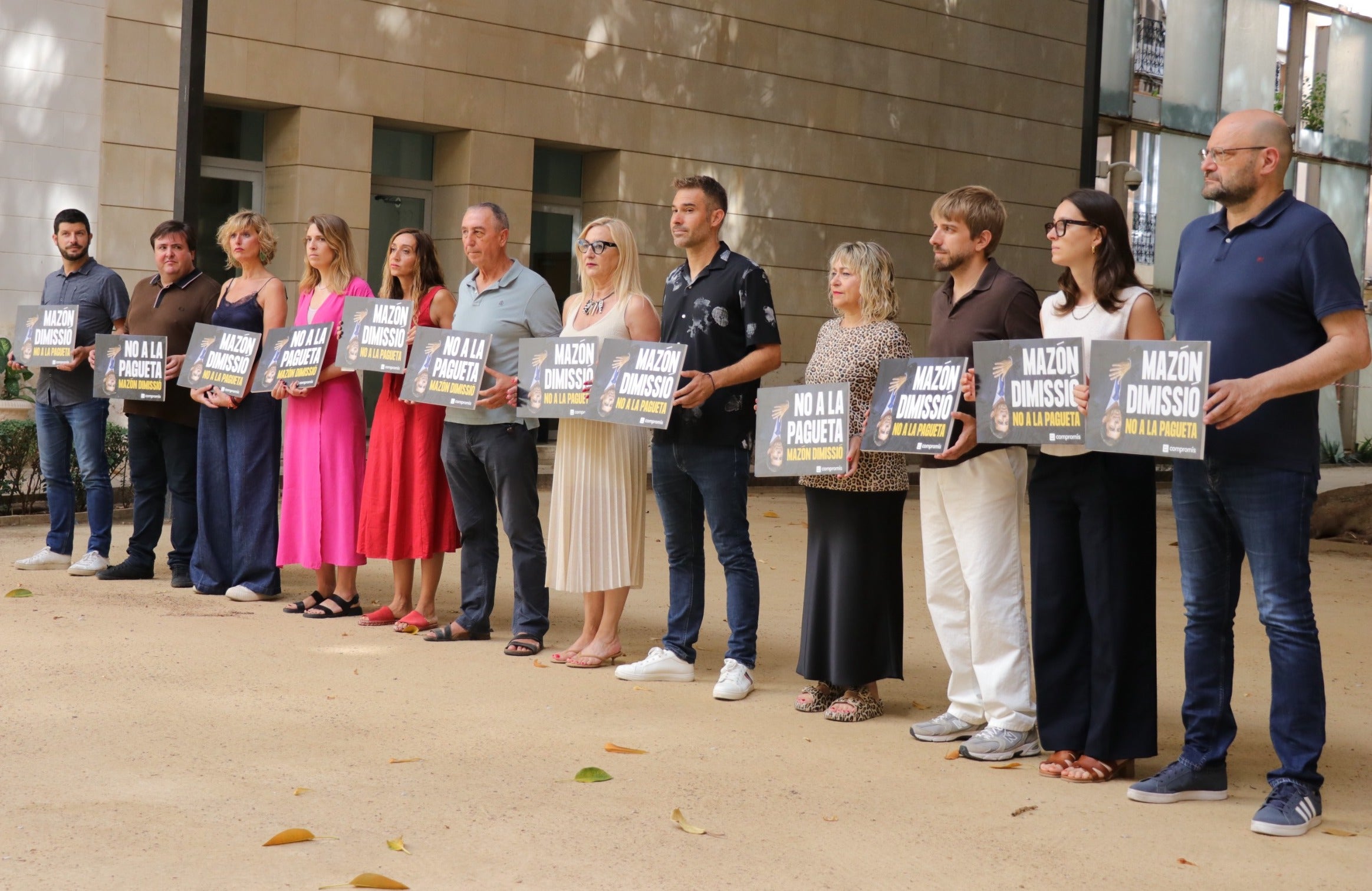 Els diputats i les diputades de Compromís a Les Corts presenten la campanya 'No a la pagueta. Mazón dimissió'