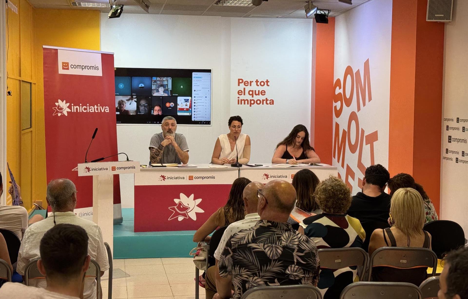 La portaveu adjunta d'Iniciativa, Aitana Mas, i altres membres de la Mesa Nacional de la formació | EP