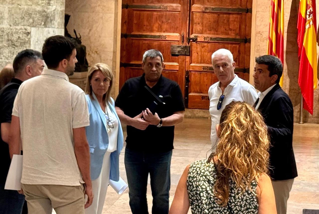 Mazón es reuneix amb l'agrupació 'Tots a una veu' | EP 