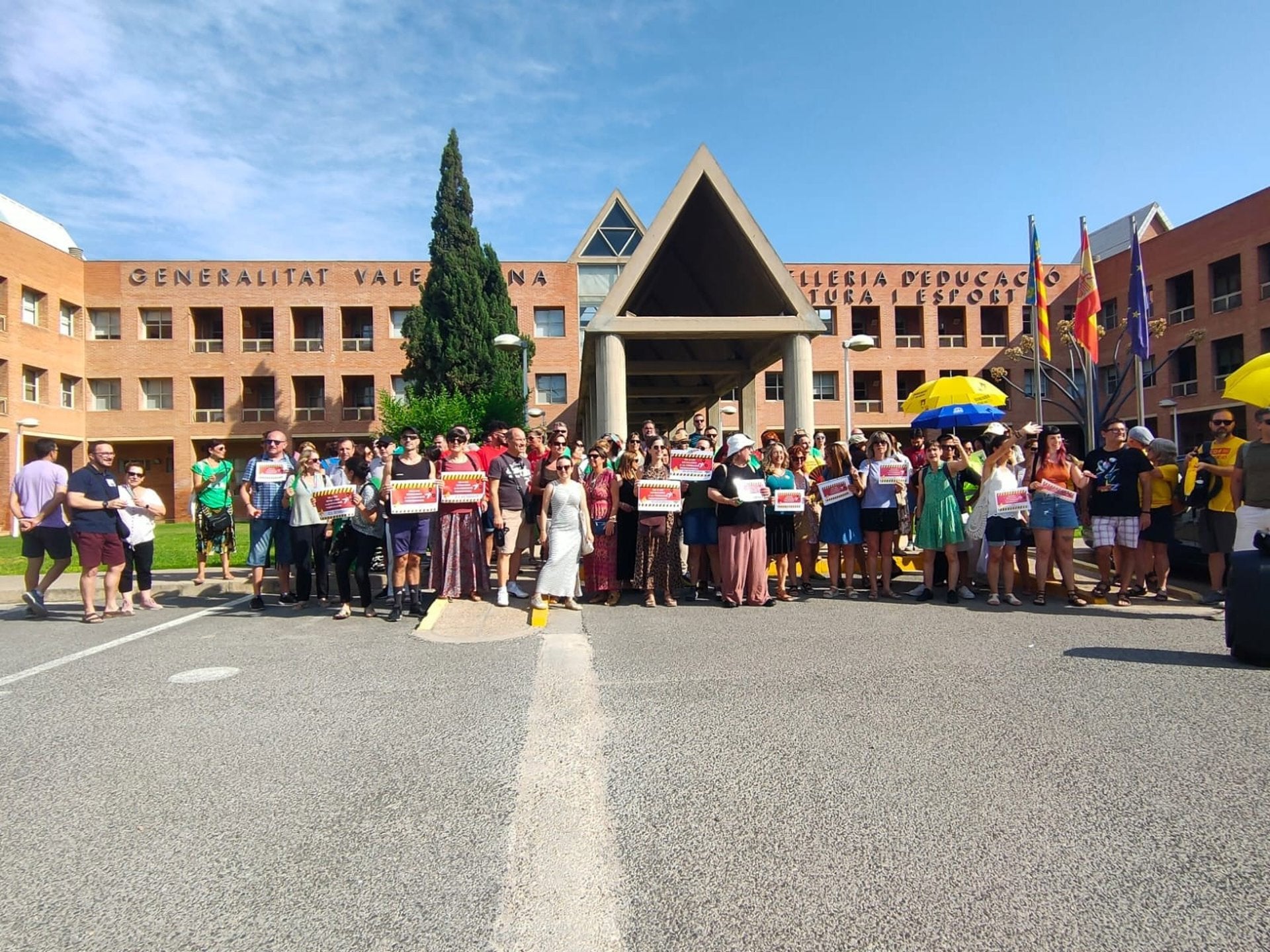 Concentració davant de la Conselleria d'Educació, a València |EP