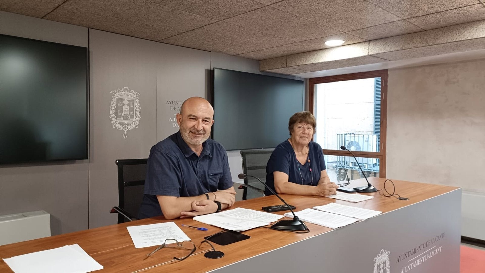 El portaveu d'EU-Podem a l'Ajuntament d'Alacant, Manolo Copé, i Lucía Ibáñez, assessora del grup municipal i coordinadora d'Esquerra Unida Alacant | EP