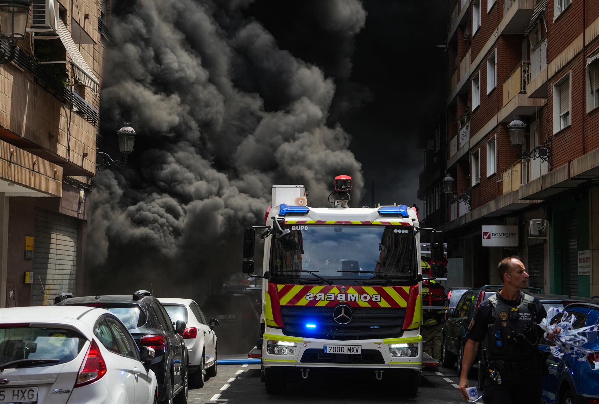 Incendi a l'avinguda del Port de València | Eduardo Manzana | EP