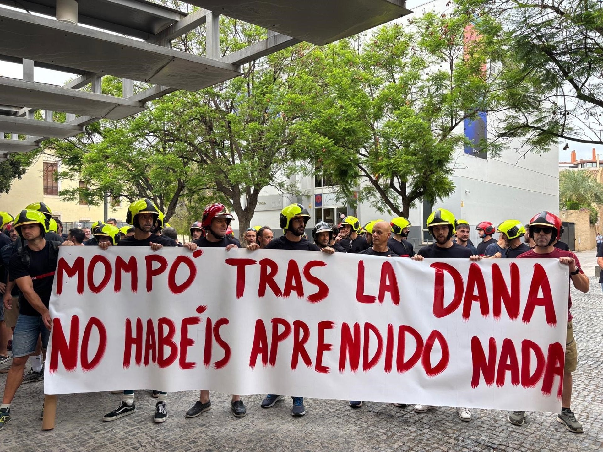 Efectius  del Consorci de Bombers de València protesten davant del Muvim | EP