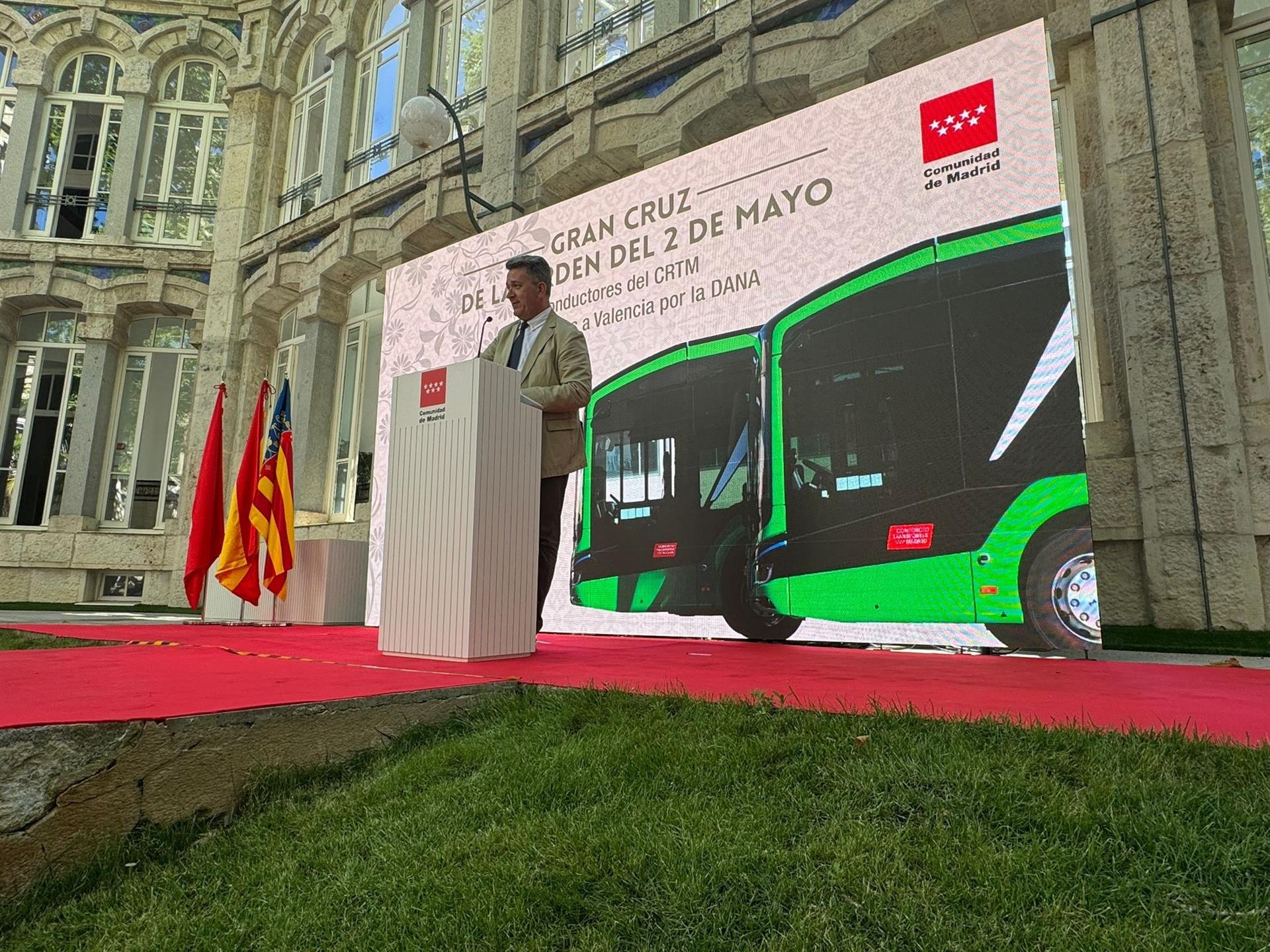 El conseller d'Infraestructures, Vicente Martínez Mus, en un acte celebrat a Madrid en homenatge als conductors del Consorci Regional de Transports de Madrid (CRTM) pel seu servei en la dana | EP