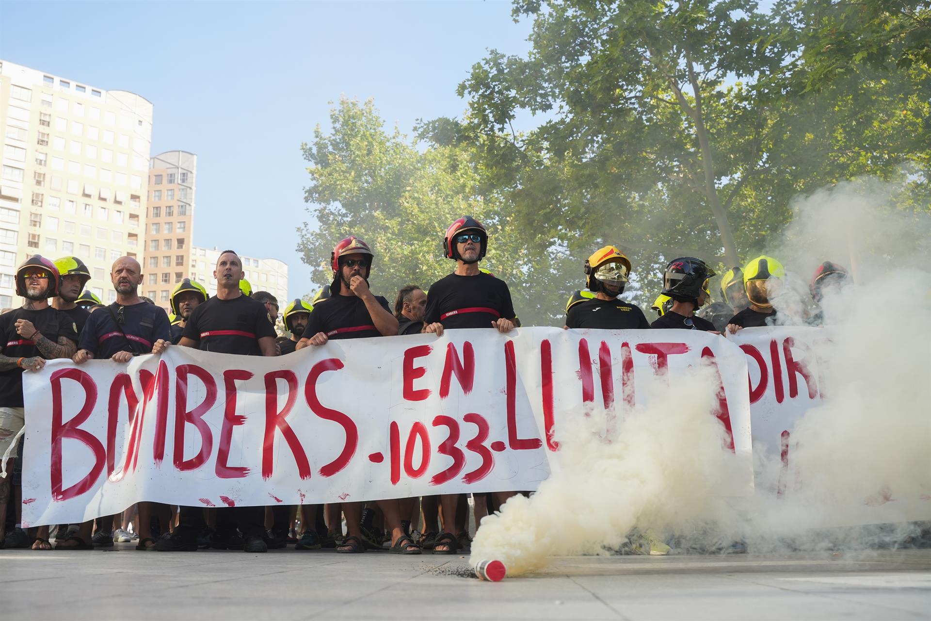 Bombers del Consorci de València es concentren davant la Ciutat de la Justícia, on declara aquest dijous com a testimoni el president de la Diputació, Vicent Mompó, en la causa per la dana | Jorge Gil | EP