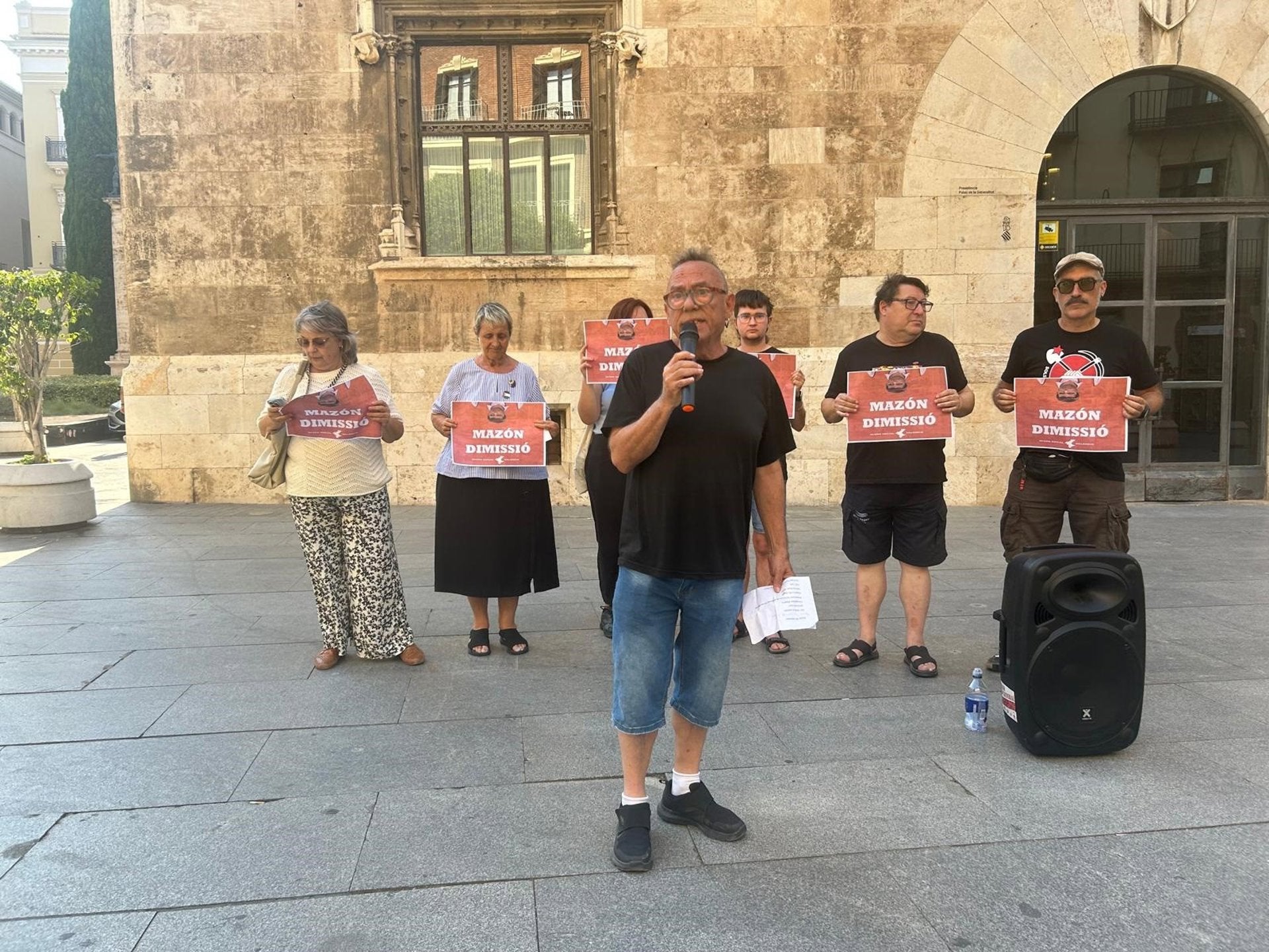Concentració de l'Acord Social Valencià enfront del Palau de la Generalitat en protesta pels pressupostos de la Generalitat Valenciana 2025 | EP