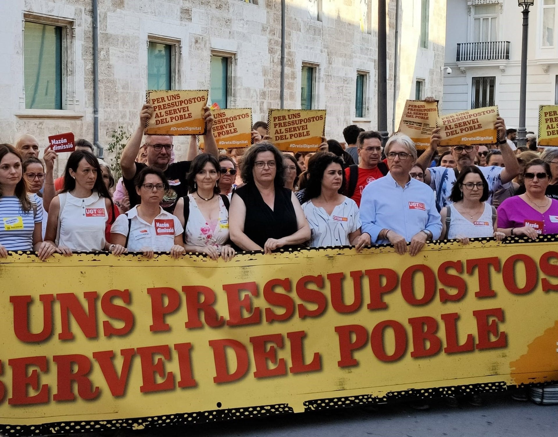 El moviment sindical, veïnal, social, feminista, LGTBI+, ecologista, educatiu, memorialístic i de cooperació protesta enfront de les Corts Valencianes | EP