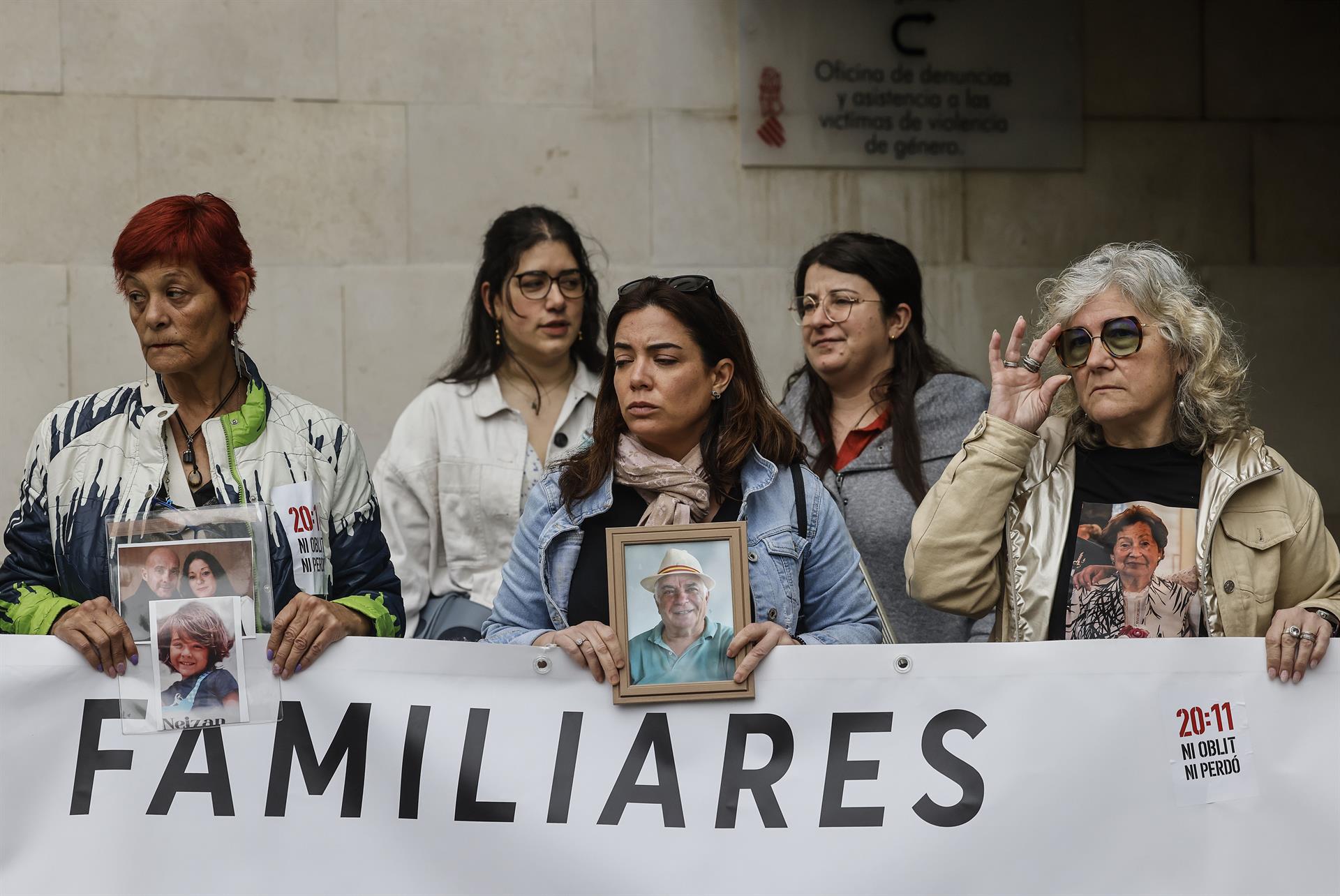 Familiars de les víctimes de la dana a la Ciutat de la Justícia de València | Rober Solsona |EP