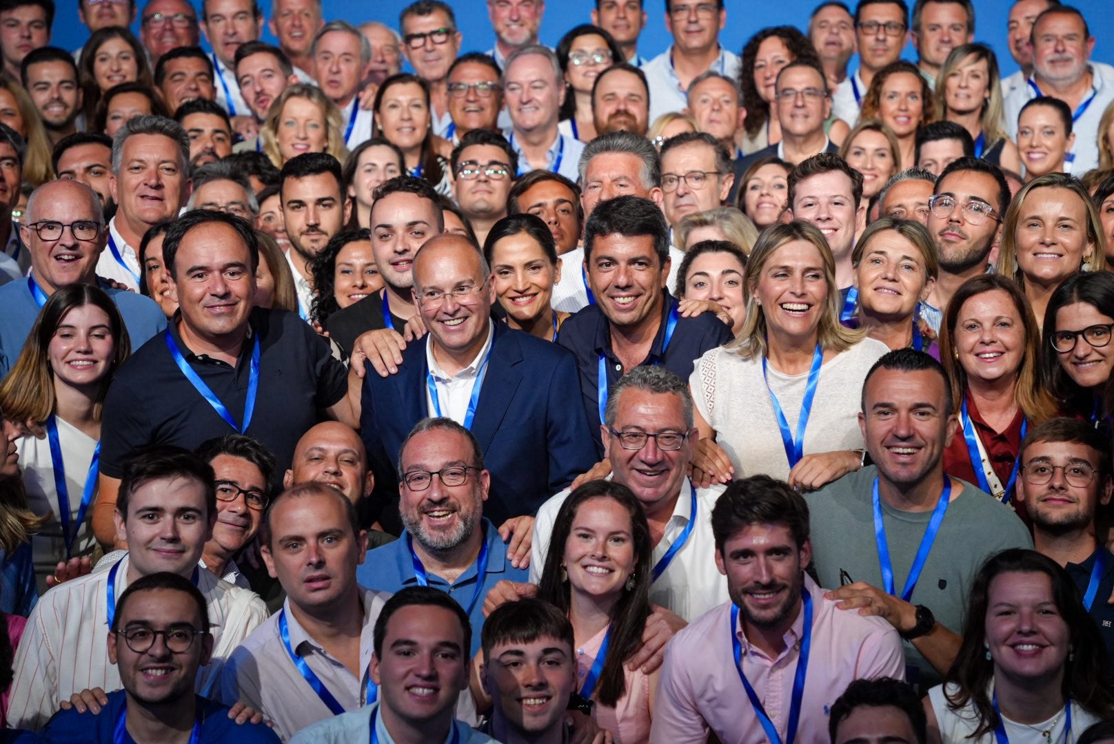 El president de la Generalitat, Carlos Mazón, al centre de la foto de família de la delegació valenciana del PP al Congrés estatal de la formació | EP